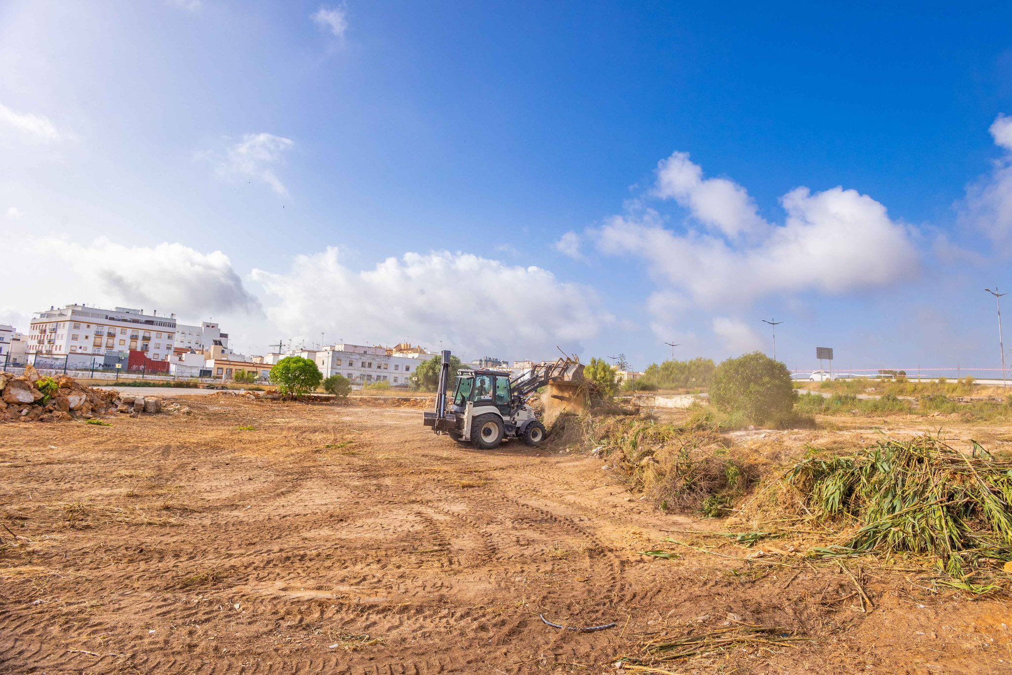 Arrancan las obras para convertir un terreno llena de maleza en un nuevo pulmón verde en San Fernando.
