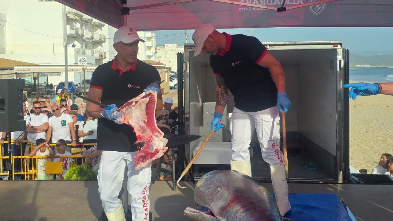 Ronqueo tradicional en la inaguración de la XVIII Semana Gastronómica del Atún Rojo en Barbate.
