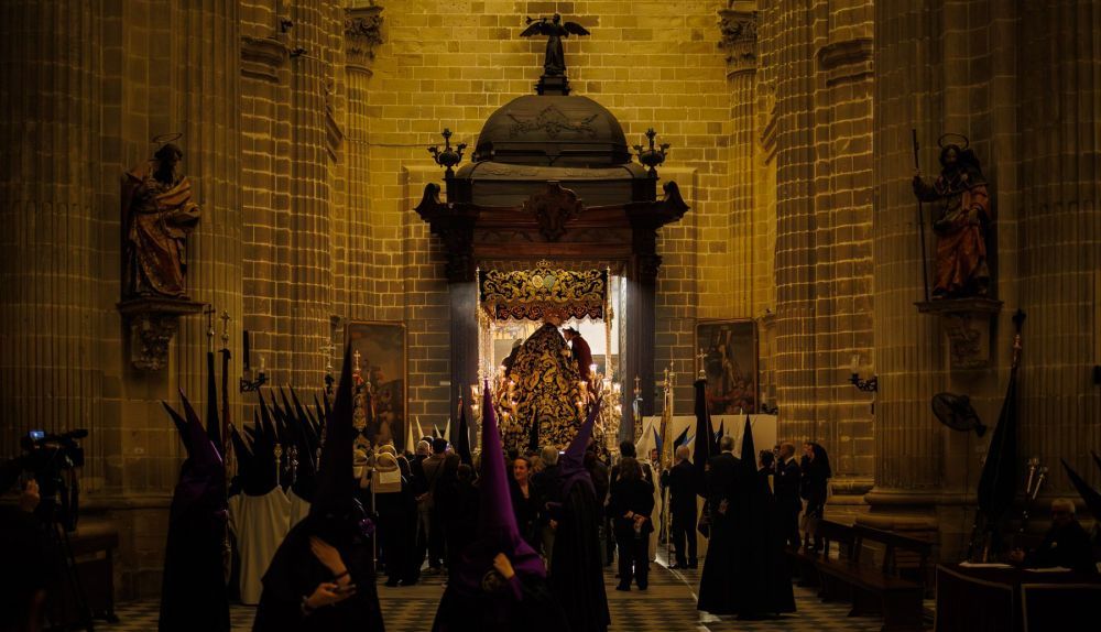 El paso de palio de la piedad saliendo de la Catedral. 