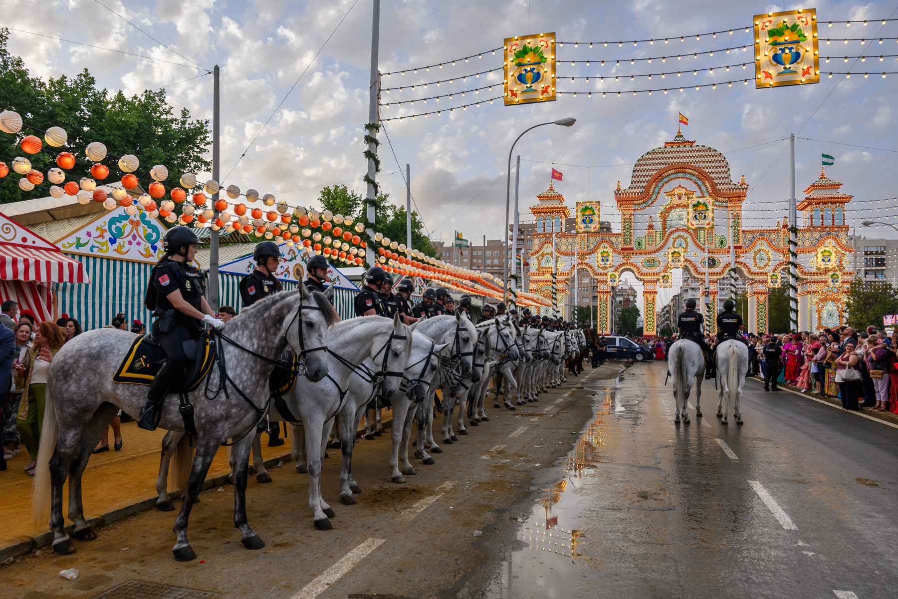 Policías montados a caballo en la Feria de Abril de Sevilla.