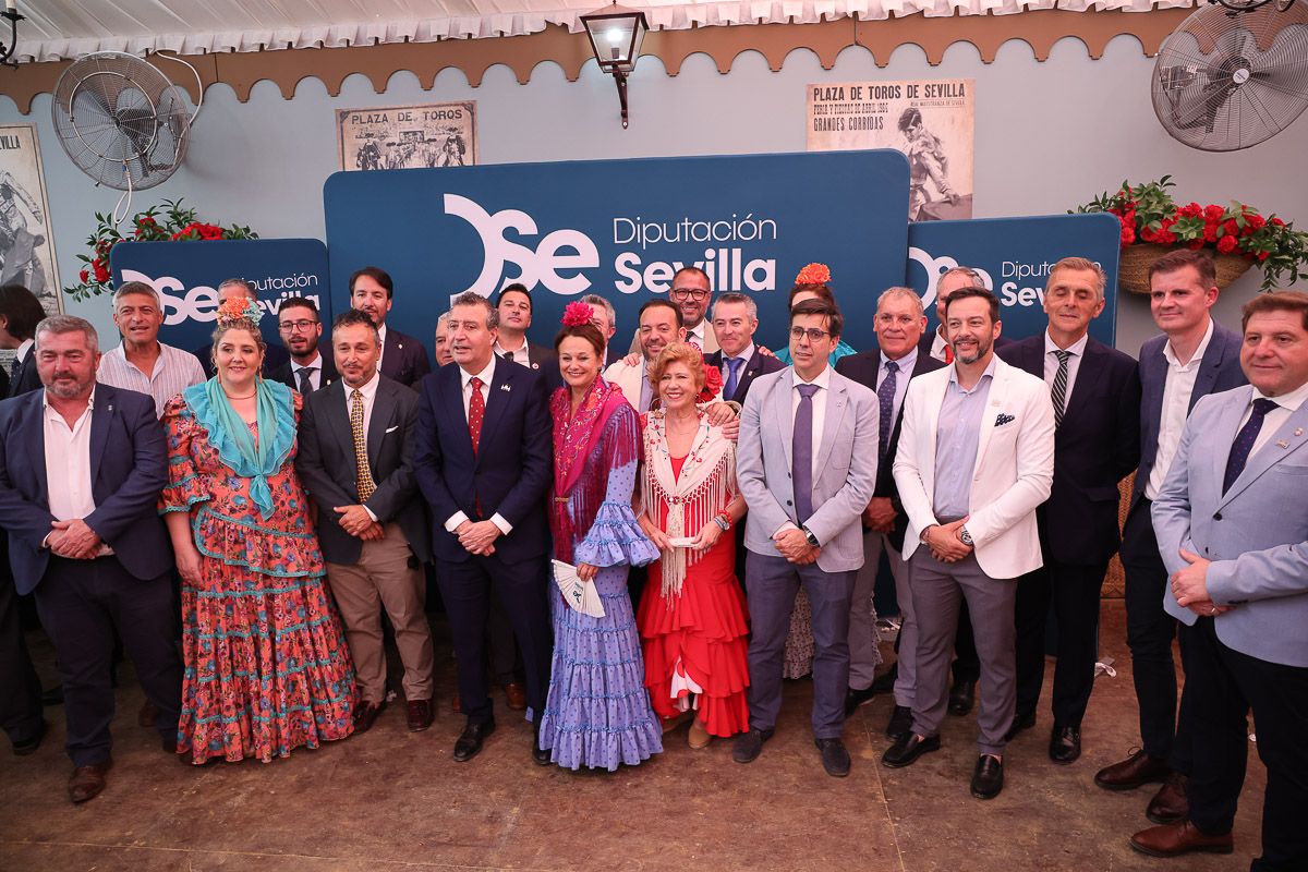 Una de las cientos de fotos que se han hecho, este pasado miércoles de Feria de Sevilla, en la recepción de la Diputación, presidida por el máximo responsable de la institución, Javier Fernández de los Ríos.