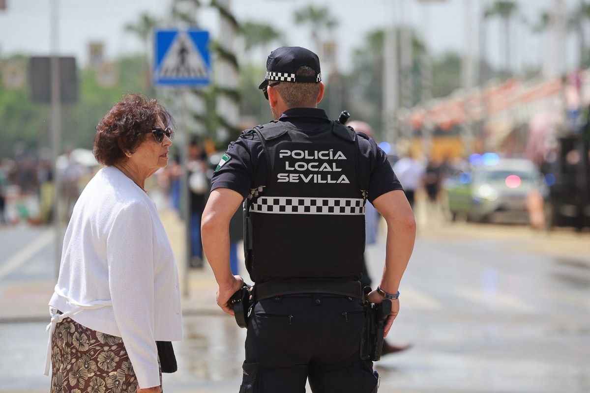 Agente de la Policía Local de Sevilla en la Feria de Abril.
