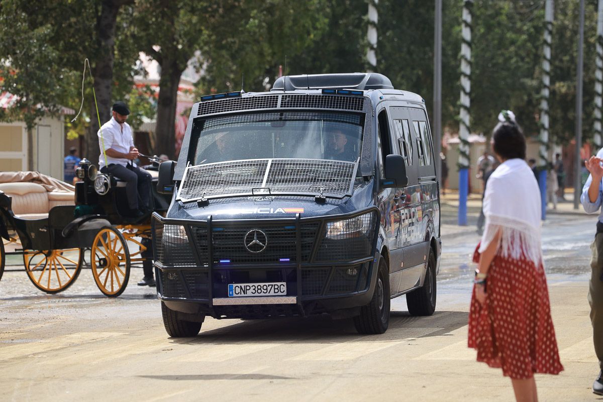 Un furgón de la Policía Nacional, este pasado miércoles en el Real de la Feria de Sevilla.