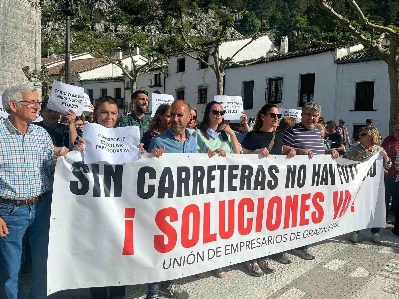 Concentración en Grazalema para pedir soluciones a la situación de las carreteras