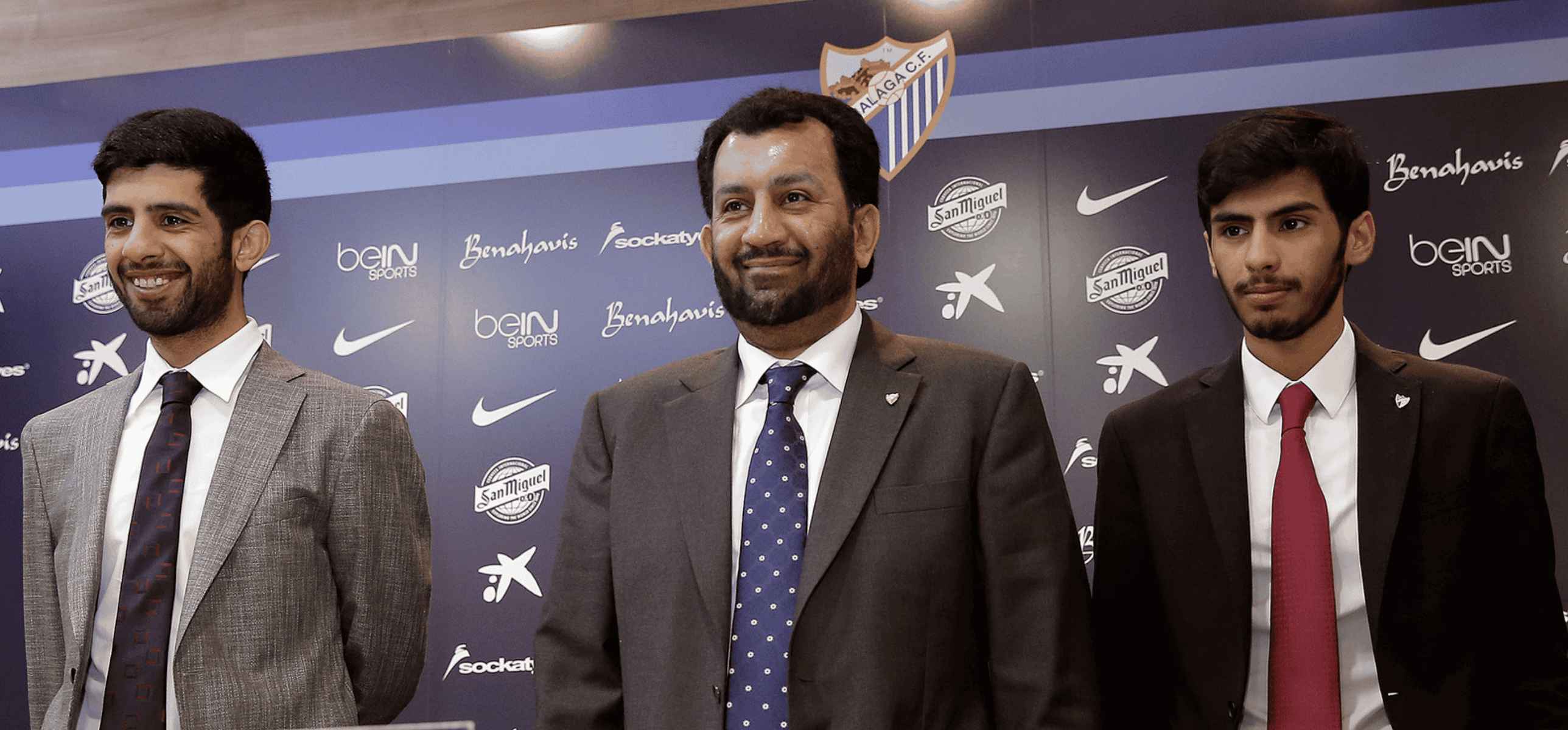 Imagen de archivo de Al Thani, junto a dos de sus hijos.