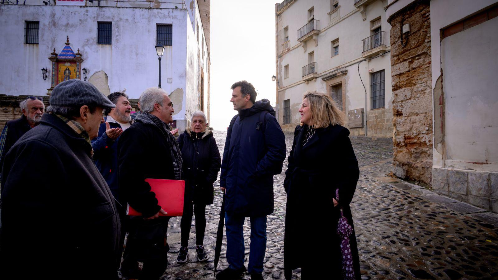 El alcalde de Cádiz, Bruno García, con la delegada Loli Pavón.
