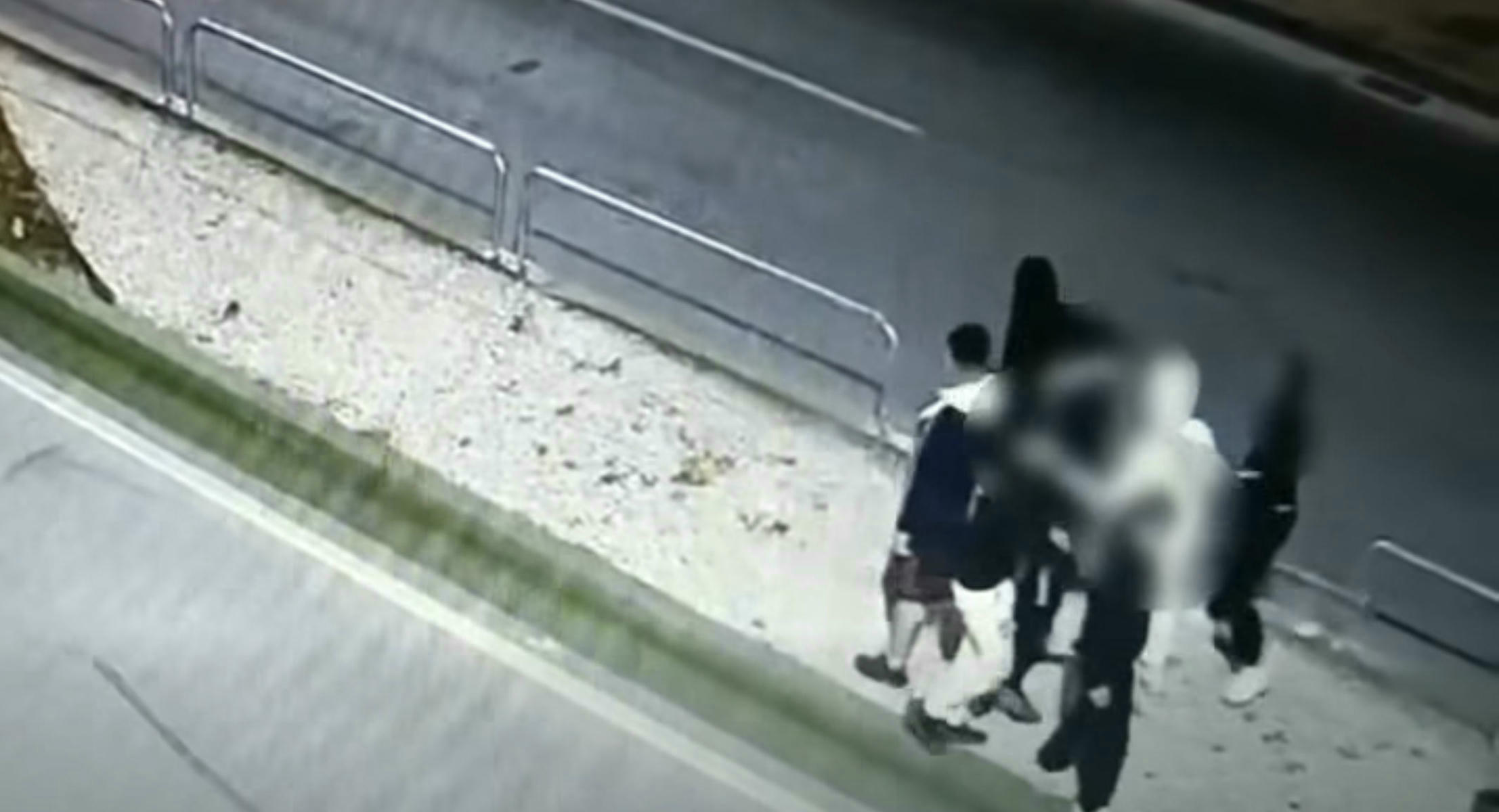 Grabación de la Policía Local en la que se ve a jóvenes tirando vallas colocadas para la motorada en El Puerto.