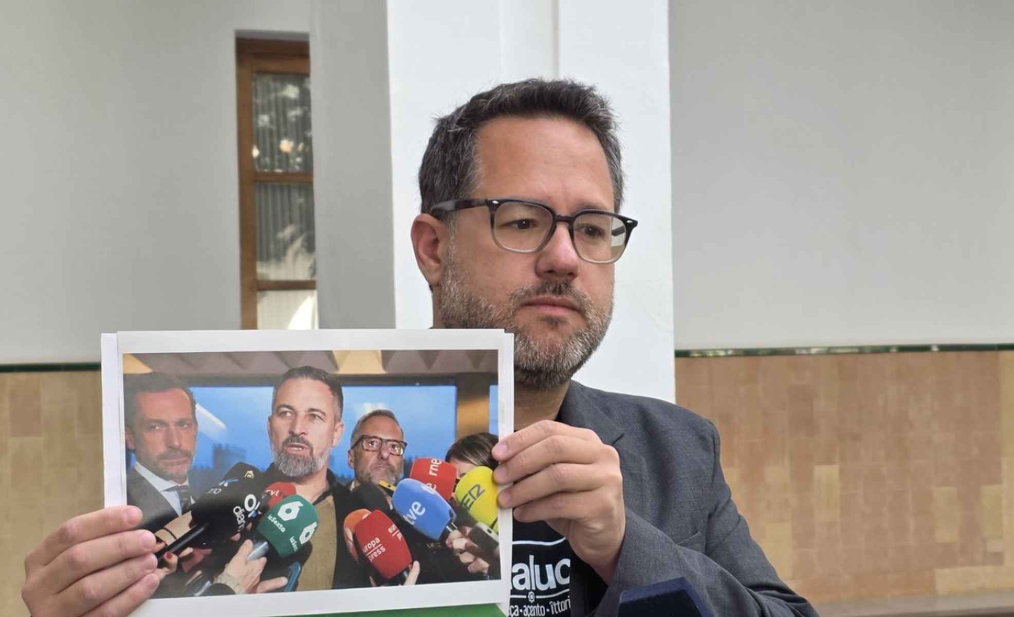 José Ignacio García sostiene una imagen en la que aparecen Santiago Abascal y Álvaro Zancajo.
