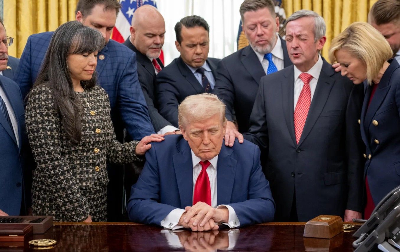 Donald Trump, en el Despacho Oval, con líderes religiosos.
