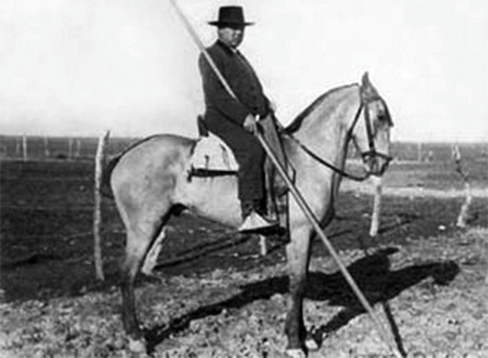 Fernando Villalón, de garrochista, en una estampa muy conocida.