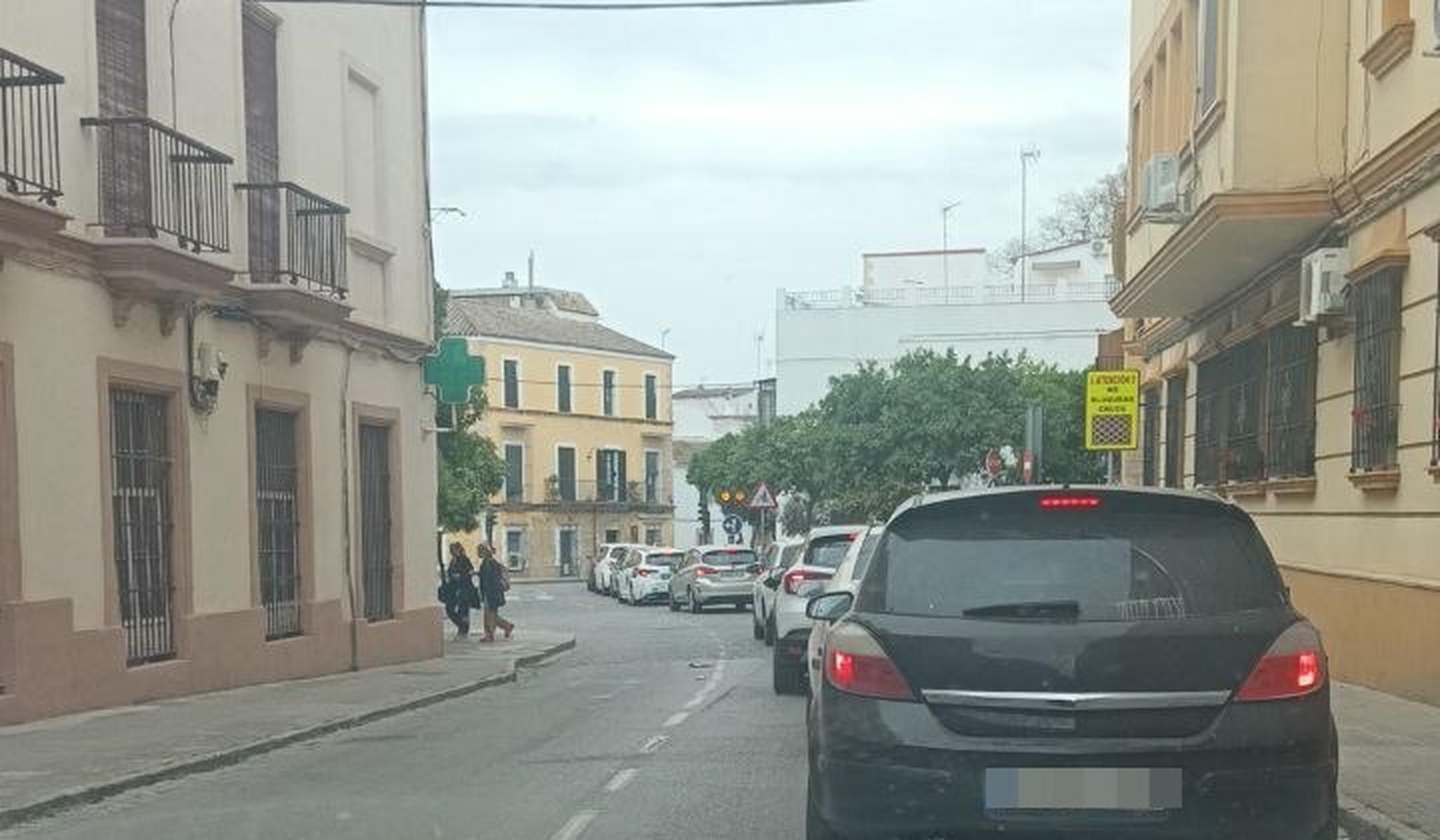 Una cola de coches para entrar al centro por Santiago, este jueves.