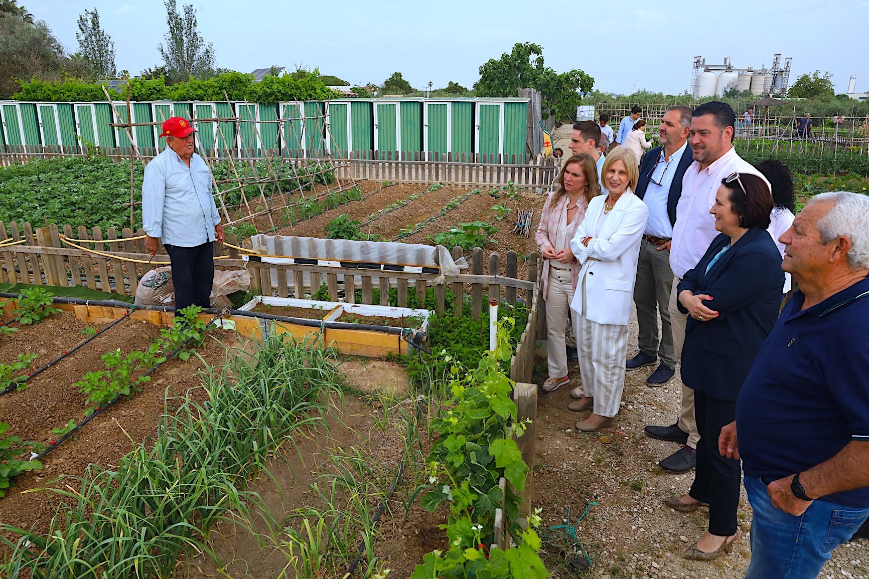 Visita de la alcaldesa de Jerez, María José García Pelayo, a los Huertos de Ocio y Tiempo Libre en Guadalcacín.