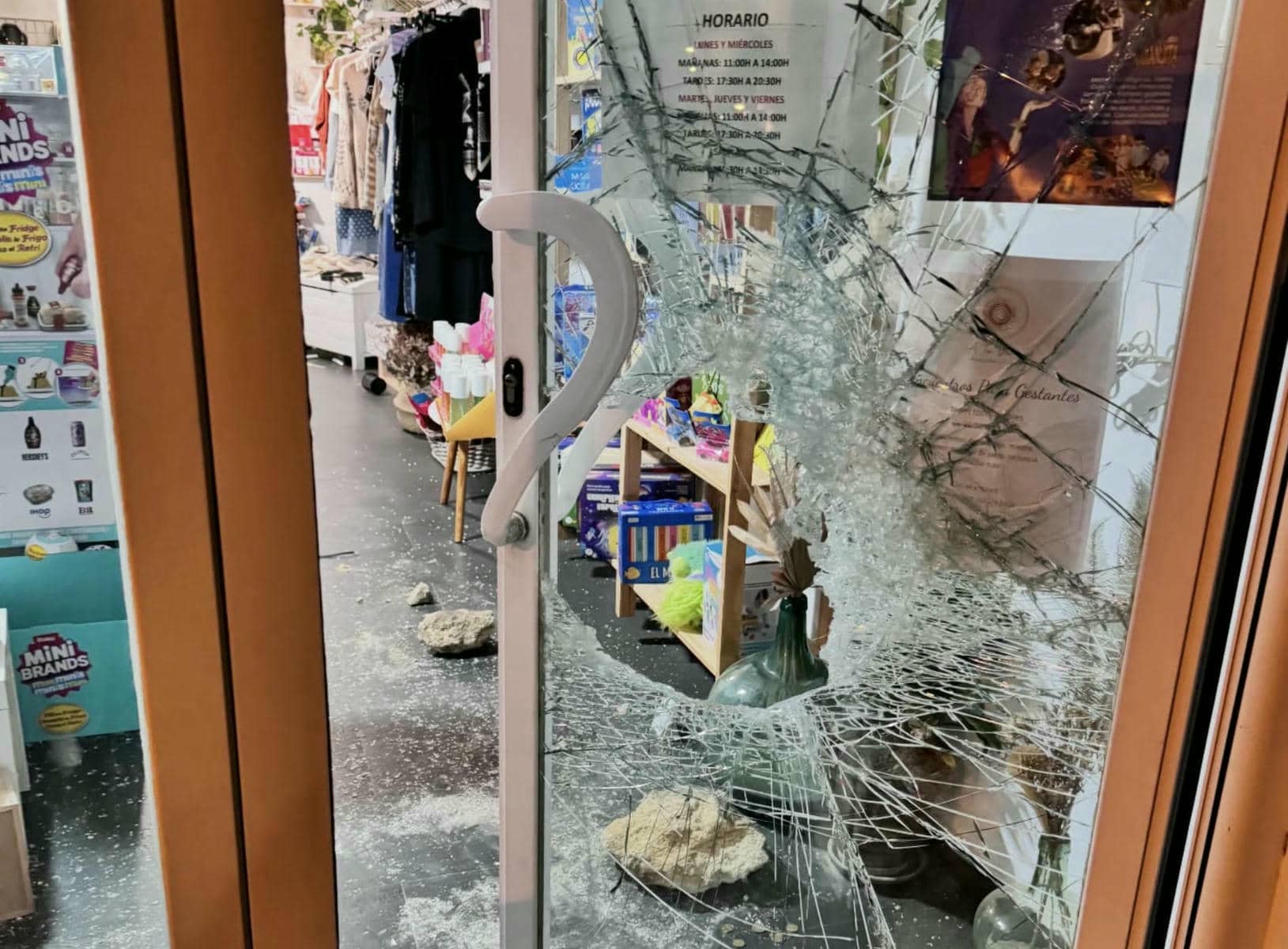 Importantes daños materiales en El Vestidor de Taty en Vejer.