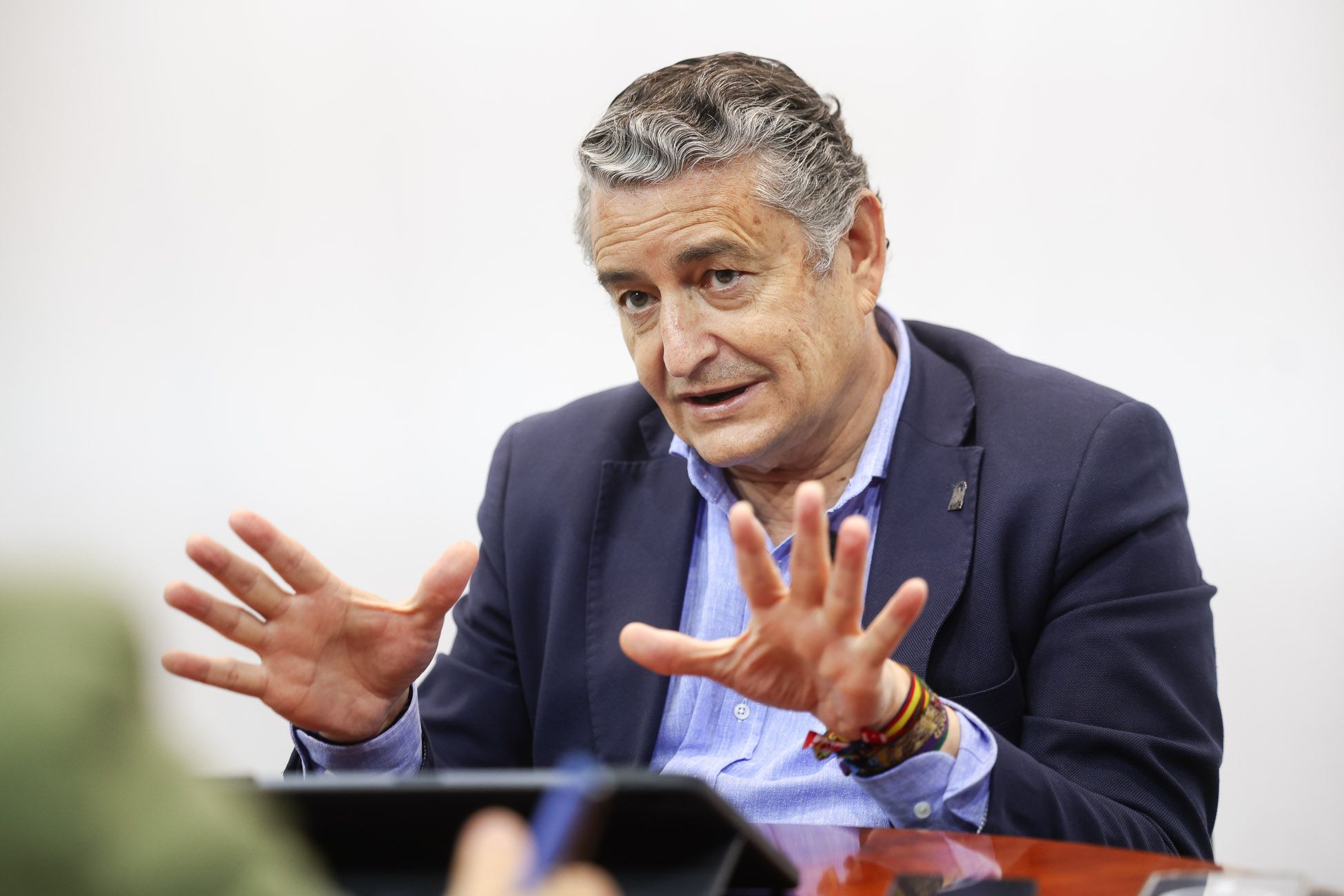 El número 2 del Gobierno de Juanma Moreno y número 1 del PP por Cádiz al Parlamento, Antonio Sanz, durante la entrevista concedida a lavozdelsur.es, este pasado jueves en la redacción del periódico andaluz.