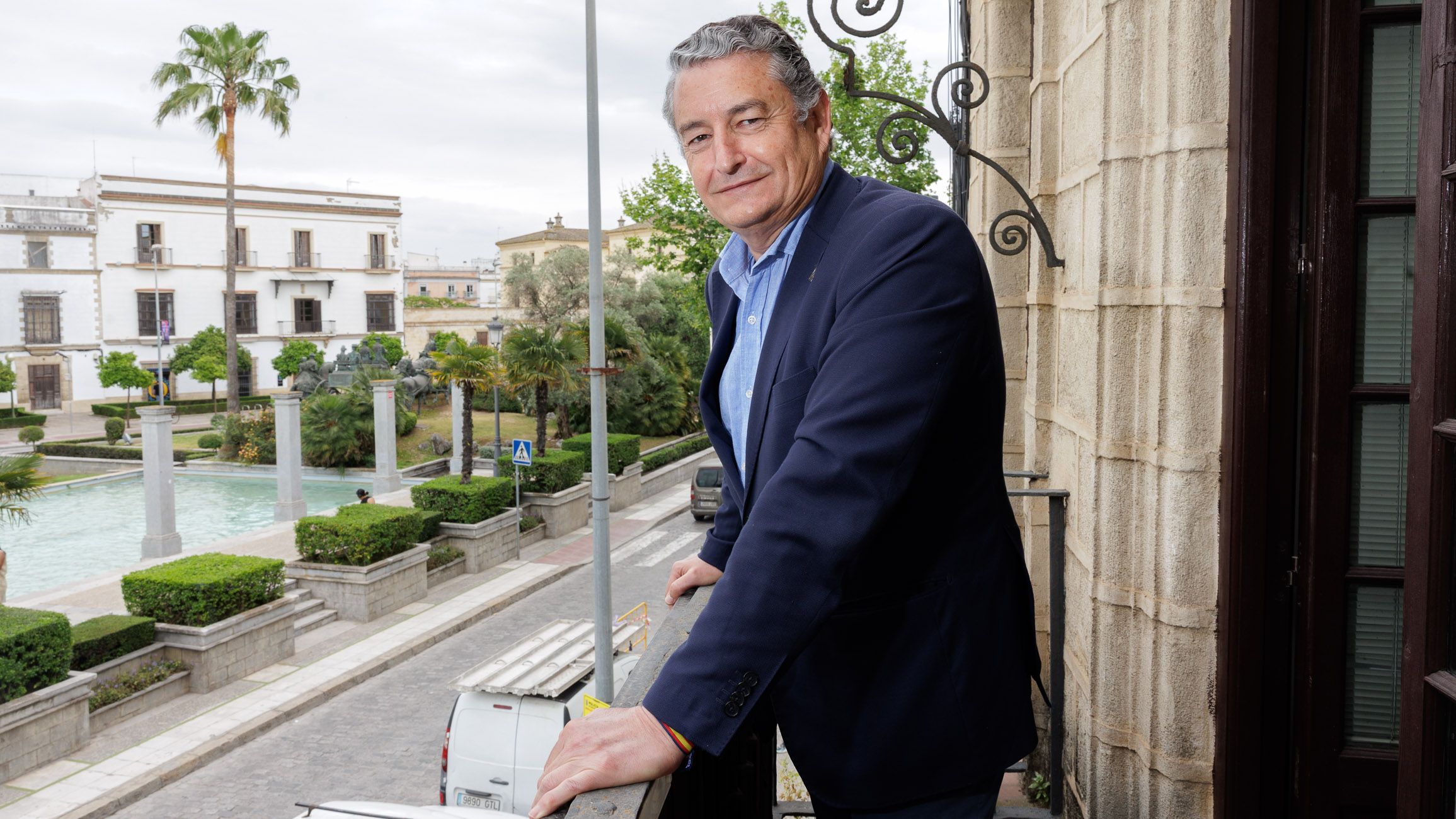 El número 2 del Gobierno de Juanma Moreno y candidato número 1 del PP por Cádiz el próximo 17M, Antonio Sanz, posa tras la entrevista en uno de los balcones de la redacción de lavozdelsur.es, el pasado jueves en Jerez.
