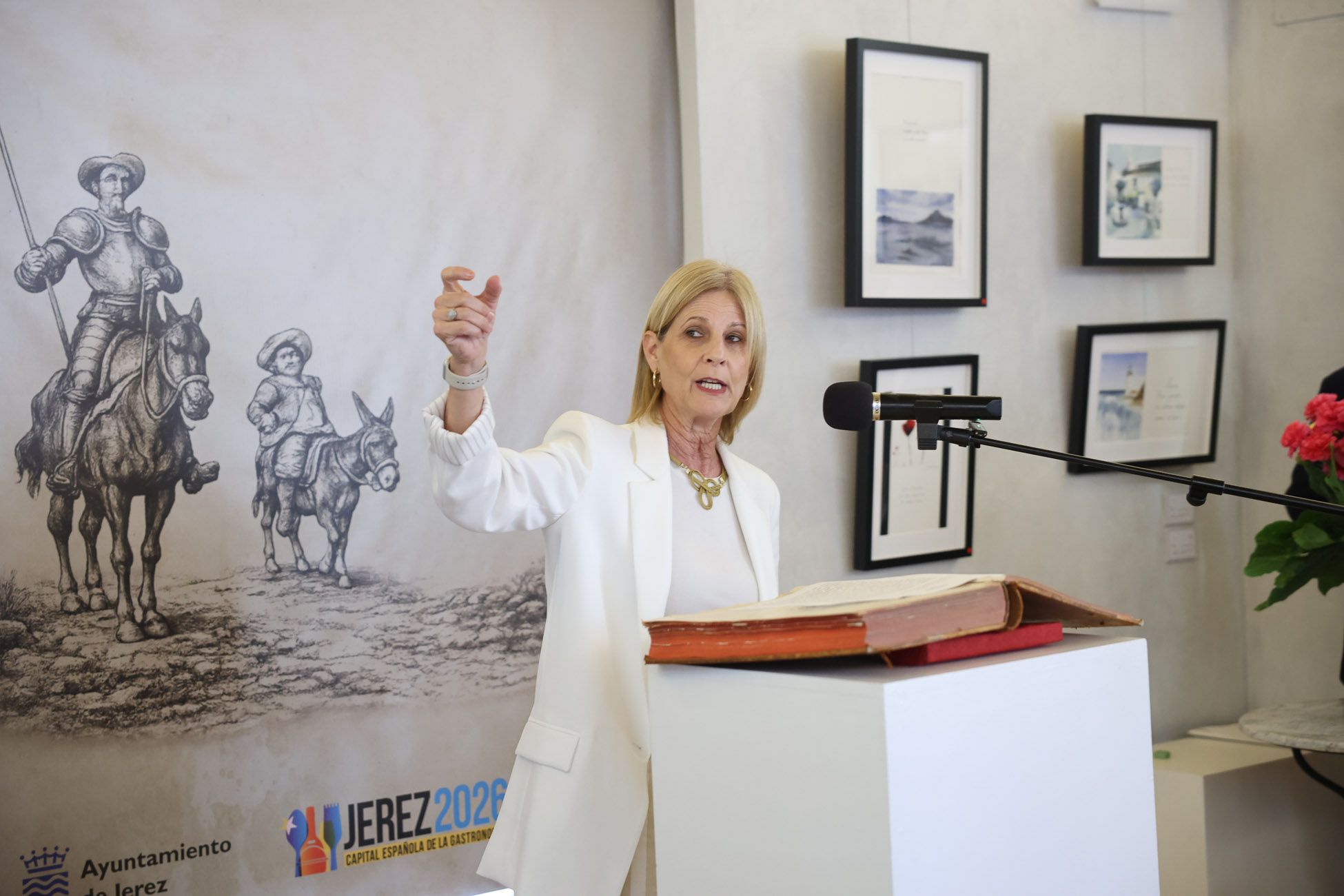 La alcaldesa María José García-Pelayo, en la lectura del Quijote por el Día del Libro.