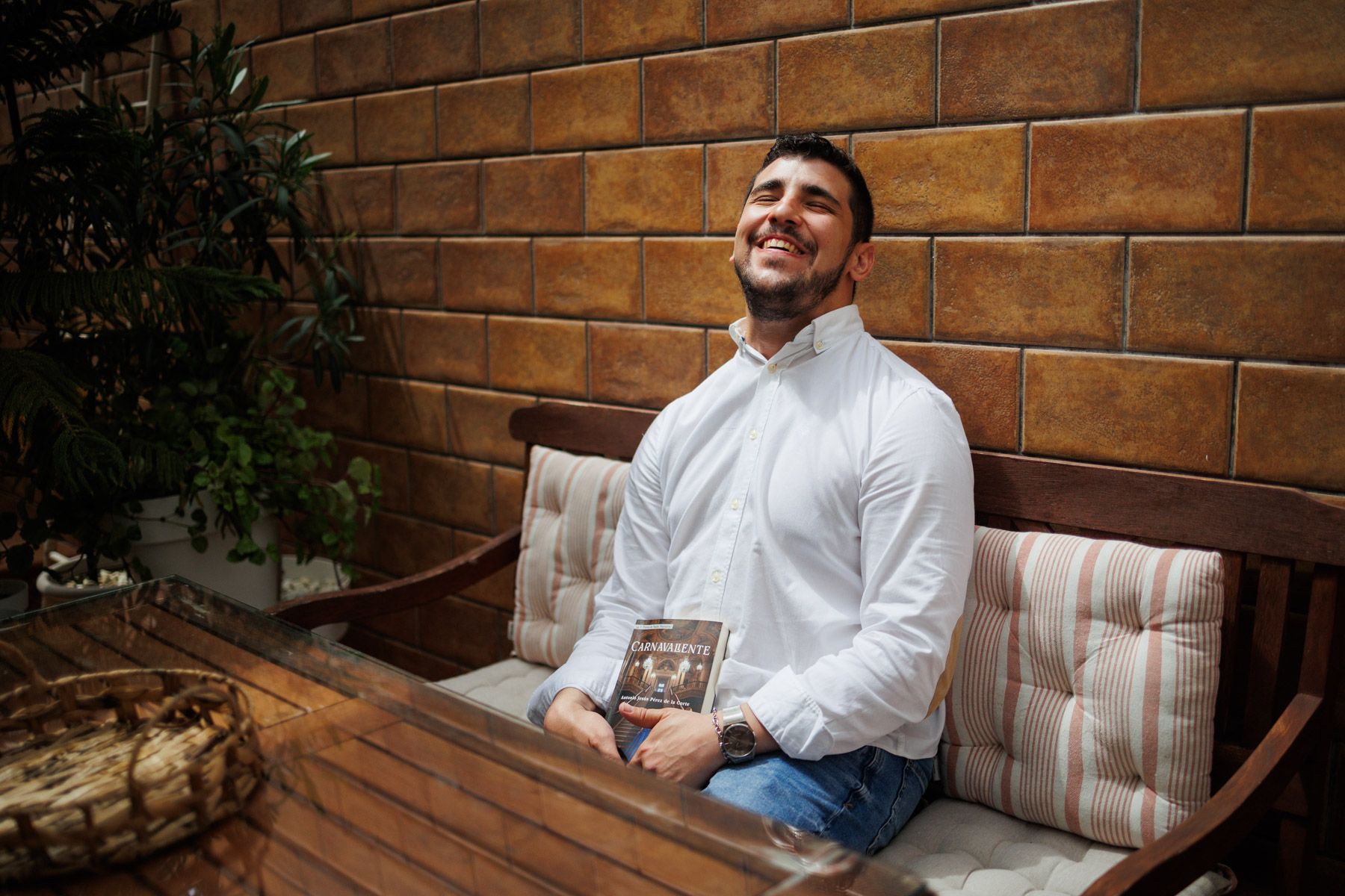 Antonio Jesús Pérez de la Corte, escritor jerezano con parálisis cerebral, con su último libro 'Carnavaliente'.