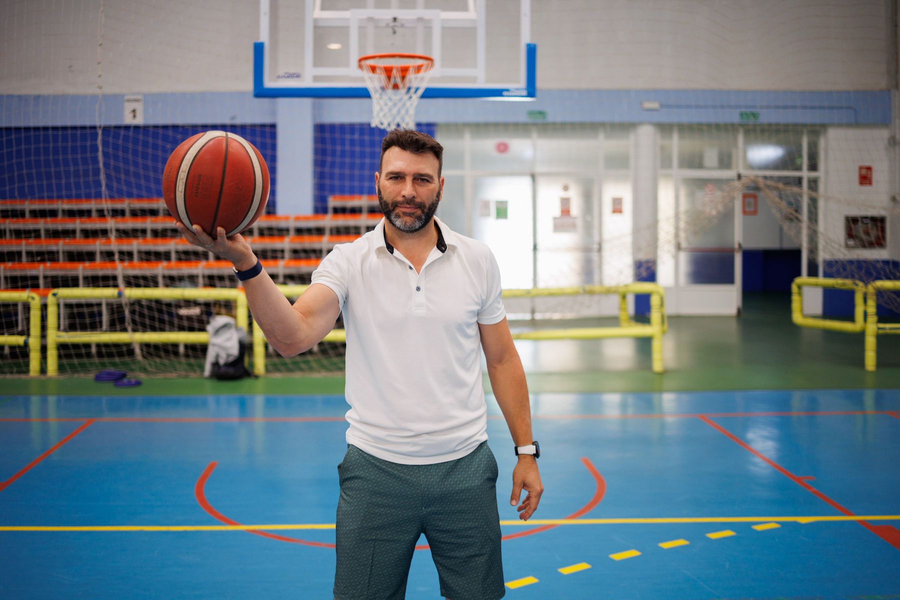 Benjamín Jiménez, posando en la sala de barrio de las 512 en Puerto Real.