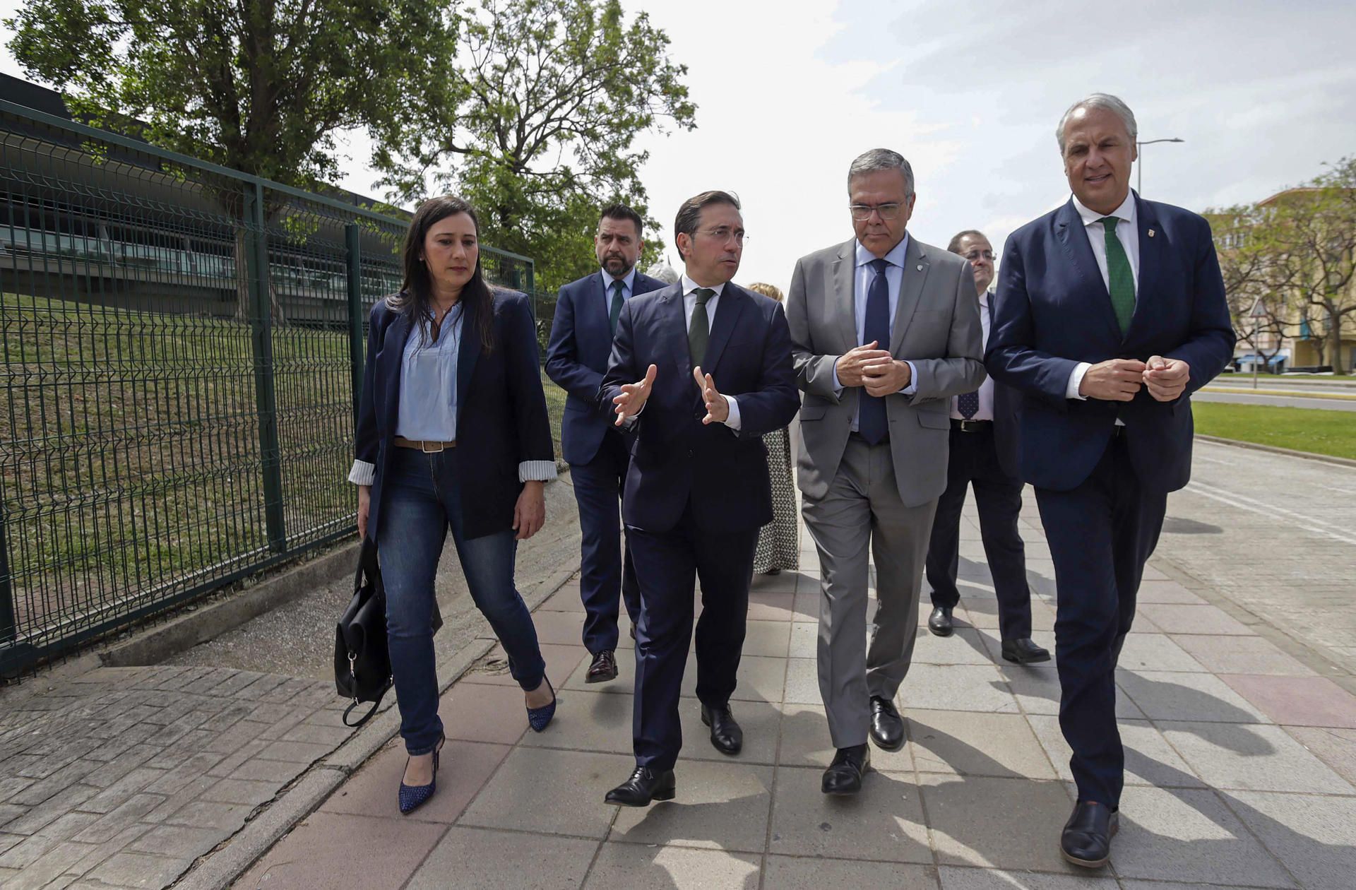 El ministro José Manuel Albares, con el alcalde de San Roque, Juan Carlos Ruiz Boix, llegando a la Cámara de Comercio de Algeciras.