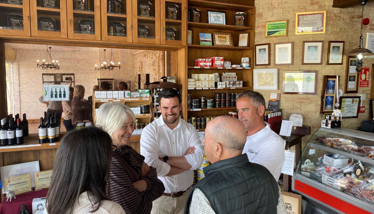 El equipo de esta firma recibe a la delegada del Gobierno en Cádiz.