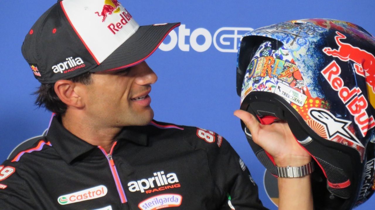 El piloto Jorge Martín enseña los detalles jerezanos, y de la provincia, incluidos en su casco.