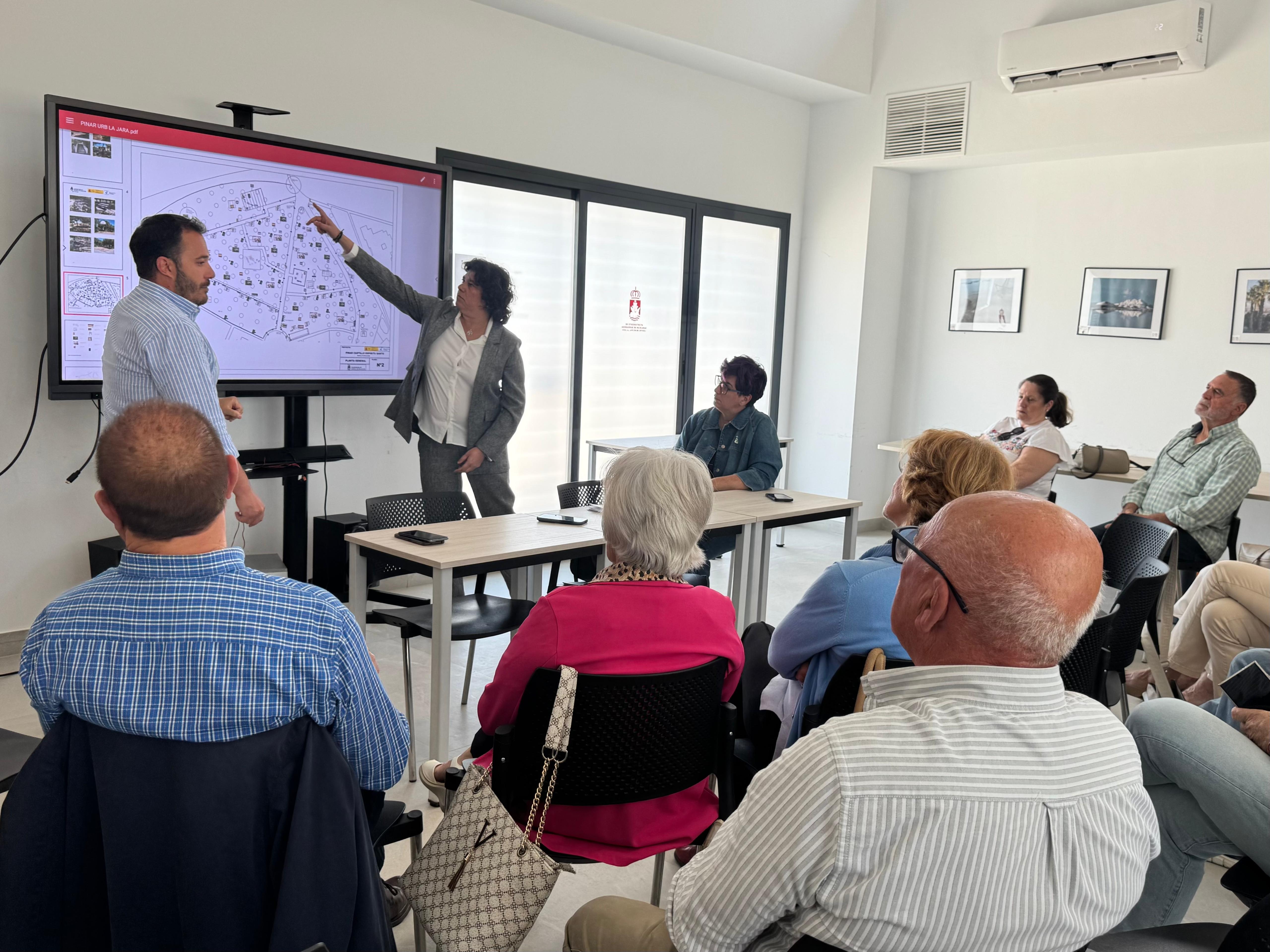 Reunión de la alcaldesa de Sanlúcar con los vecinos de La Jara por el proyecto de remodelación del Parque del Espíritu Santo.