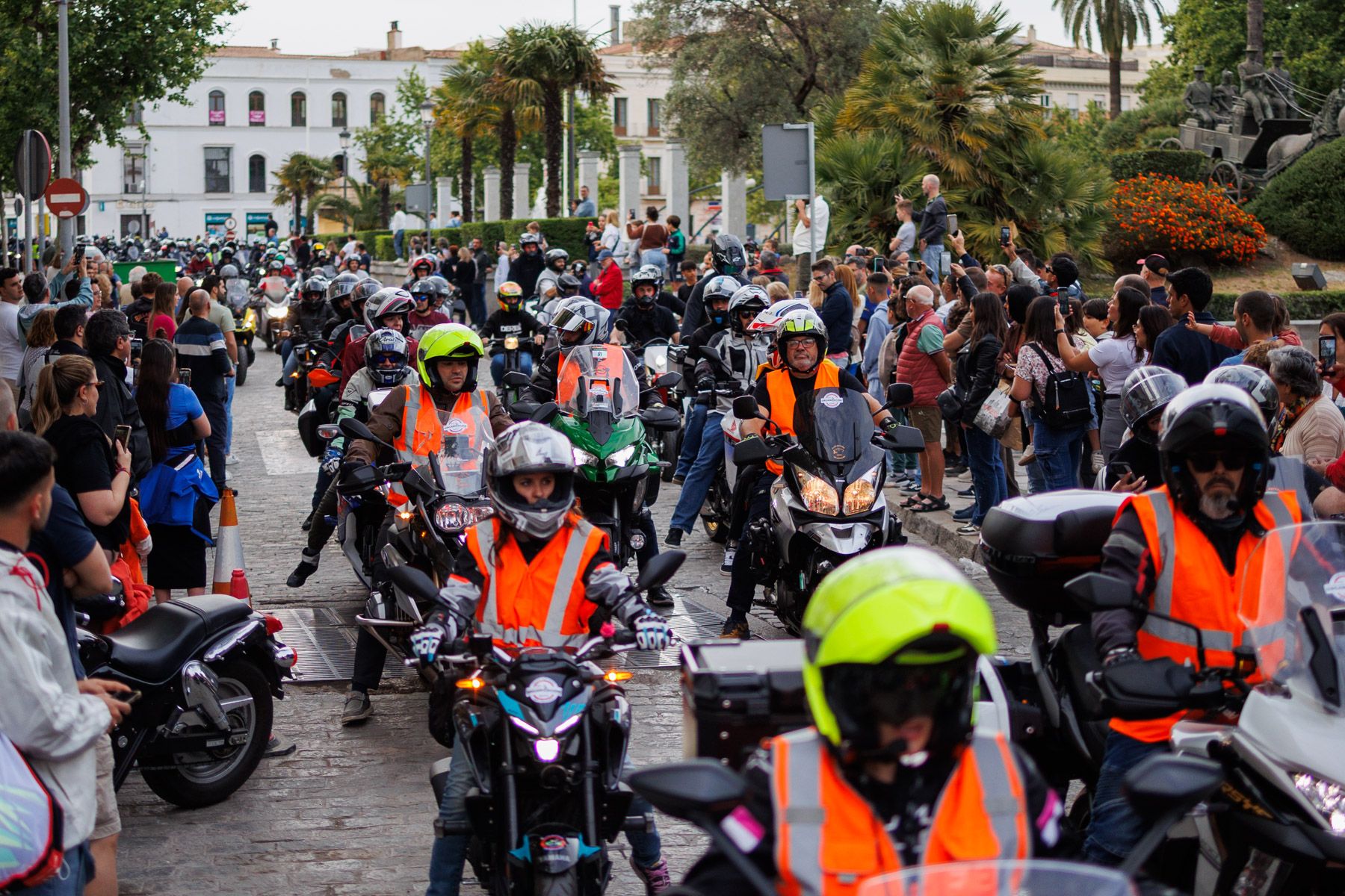 Ambientazo de la Caravana Motera en el centro de Jerez.
