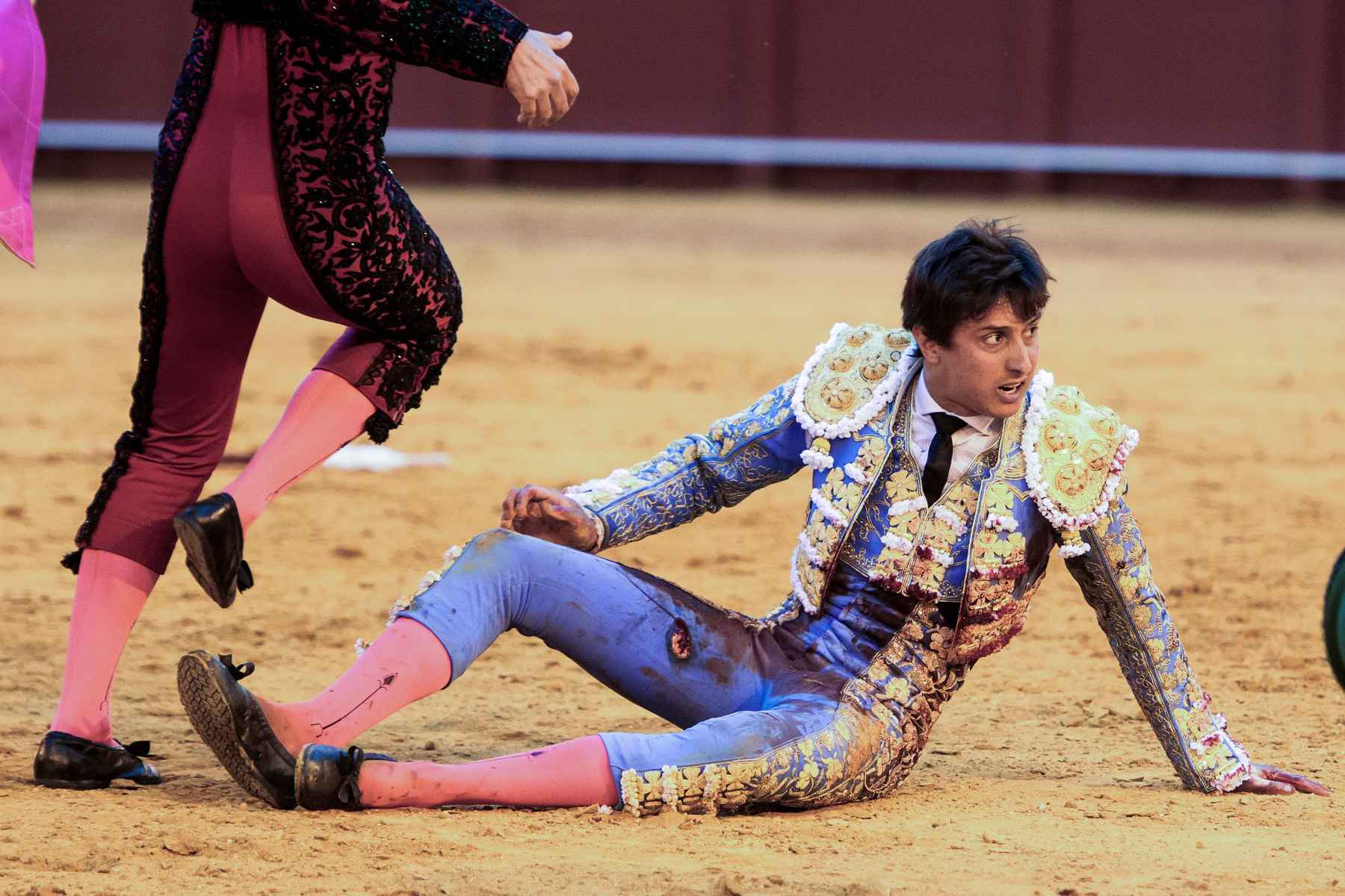 Roca Rey, tras ser corneado de gravedad y volteado por el toro.