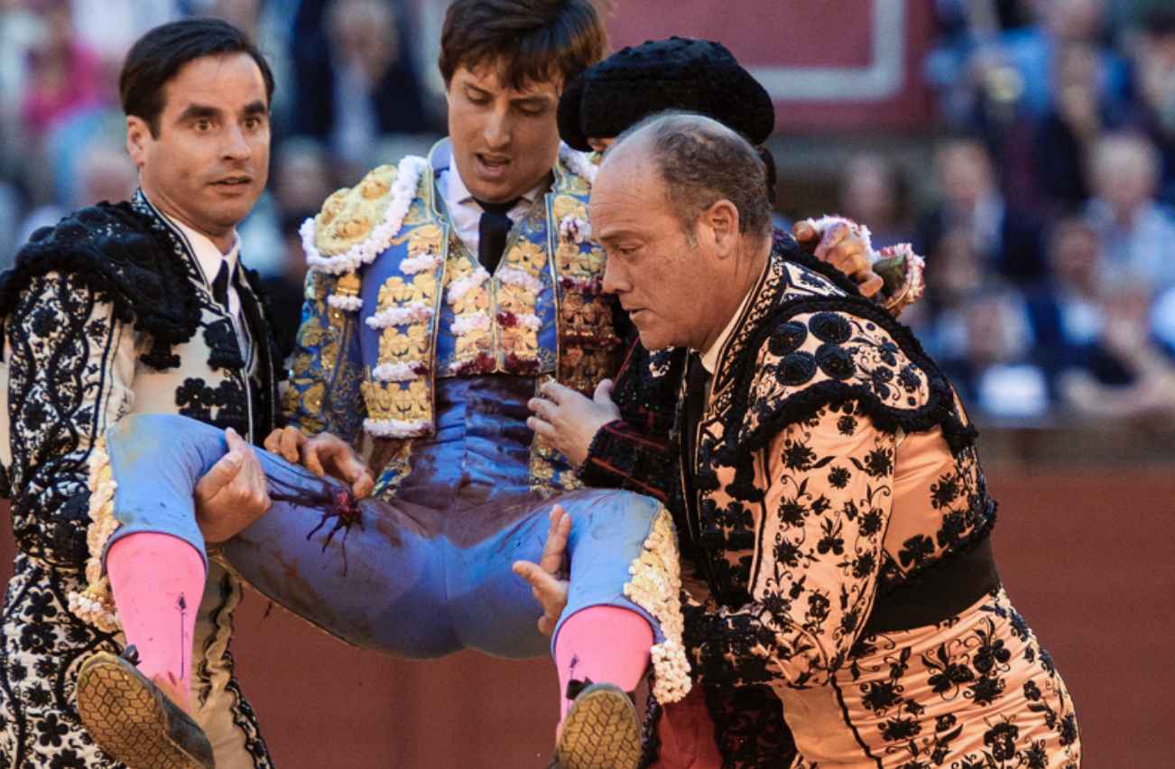 Roca Rey, siendo trasladado a la enfermería por miembros de su cuadrilla.