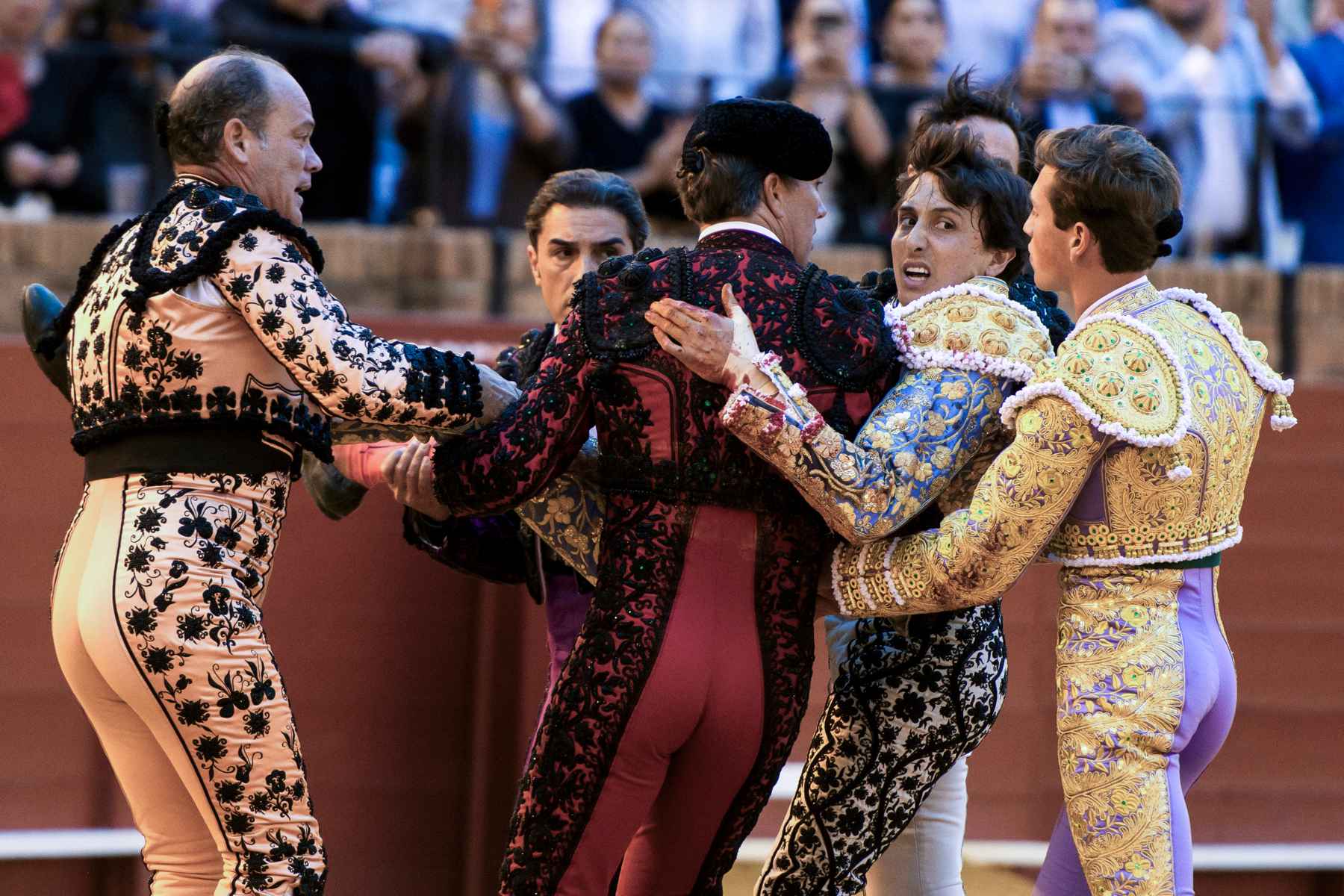 Roca Rey, trasladado por su cuadrilla a la enfermería de la Maestranza.