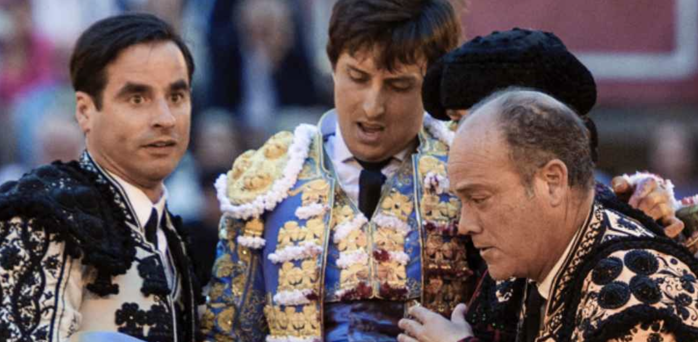 Roca Rey, llevado en volandas por su cuadrilla tras ser cogido.