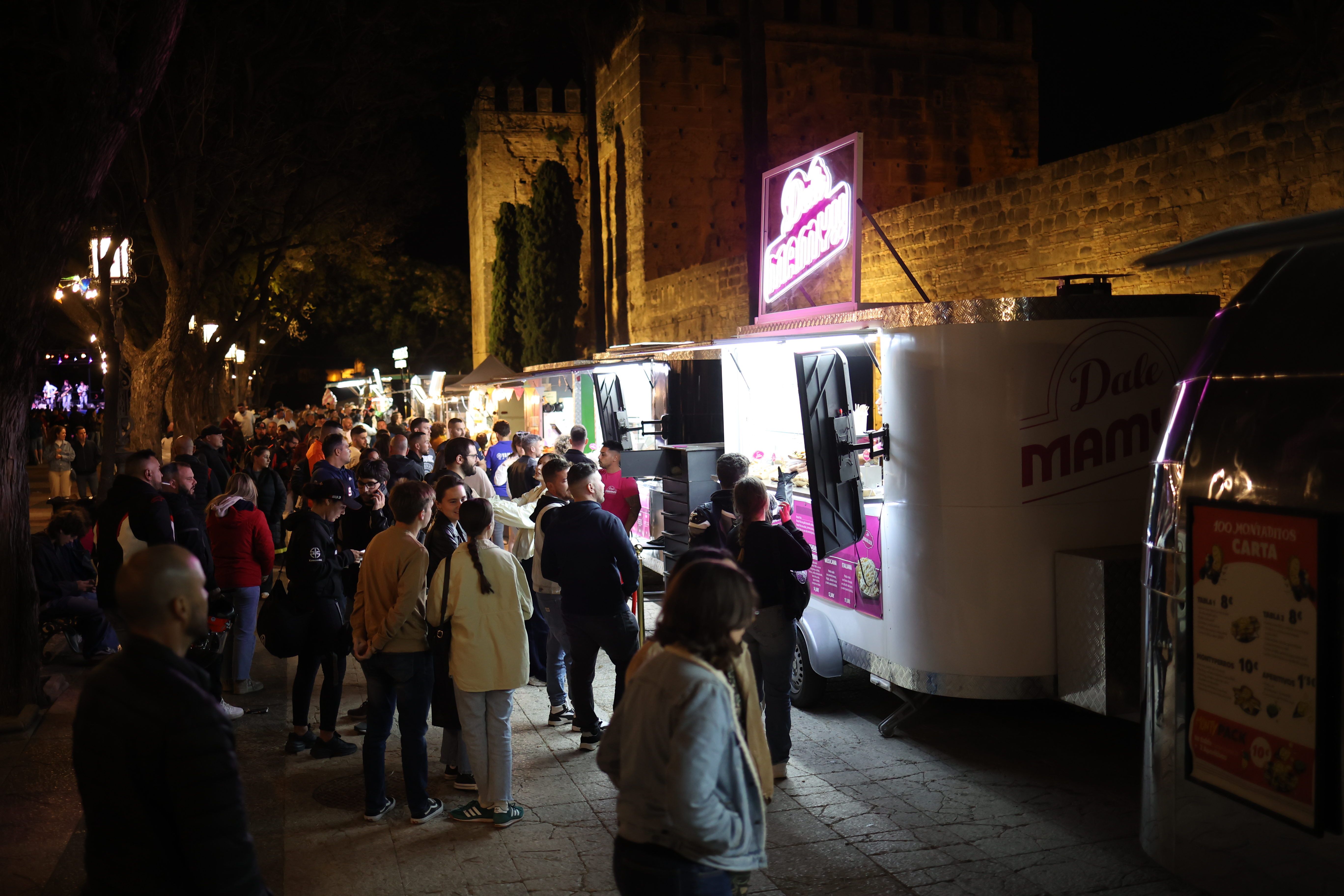 Puestos de la Feria Internacional de Food Truck, desde este pasado jueves en la Alameda Vieja en Jerez.