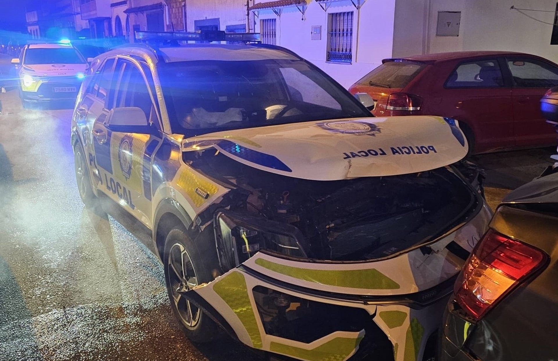 Así quedó el coche de la Policía de Algeciras.