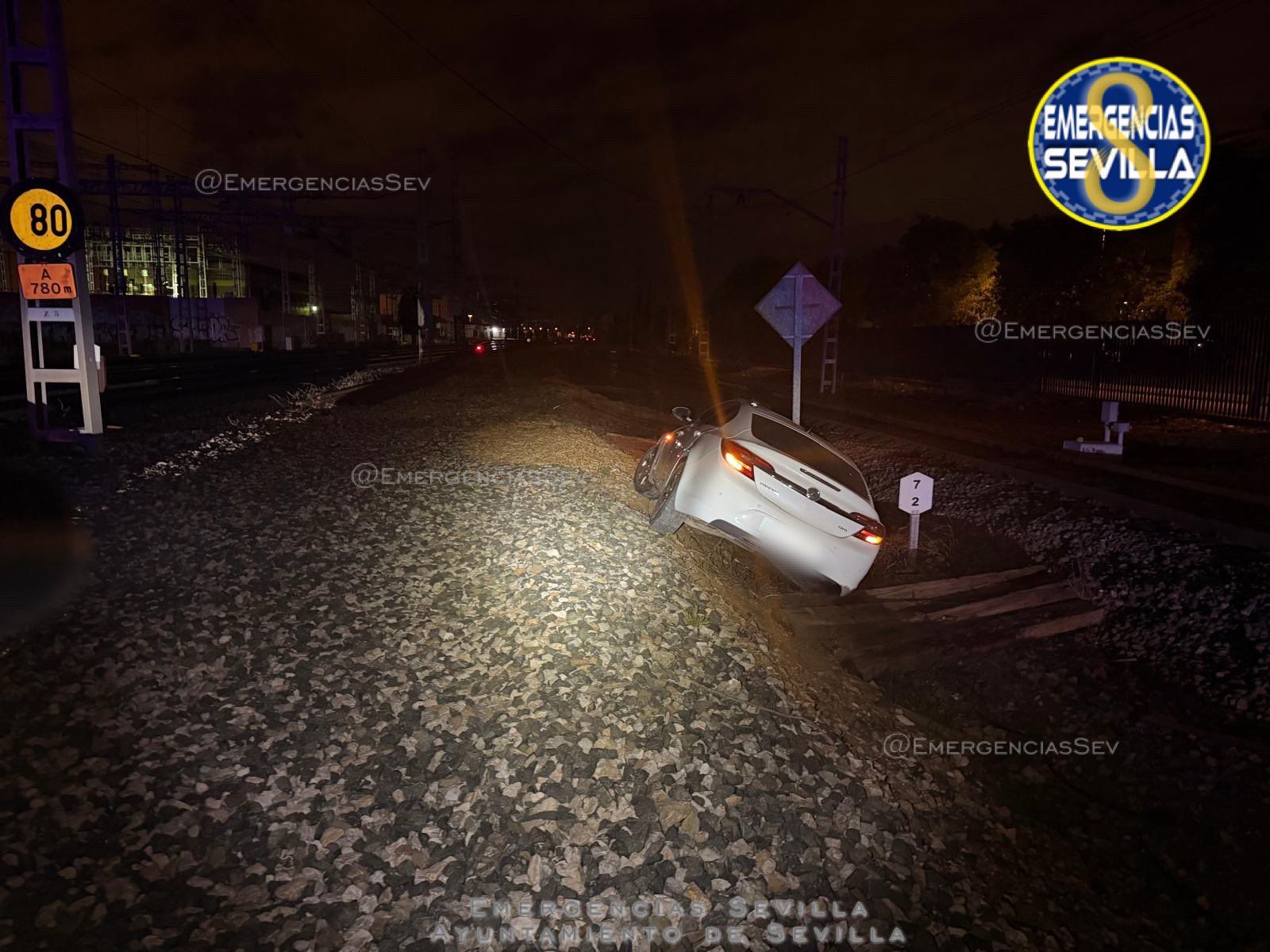 La imagen del coche en las vías del tren.