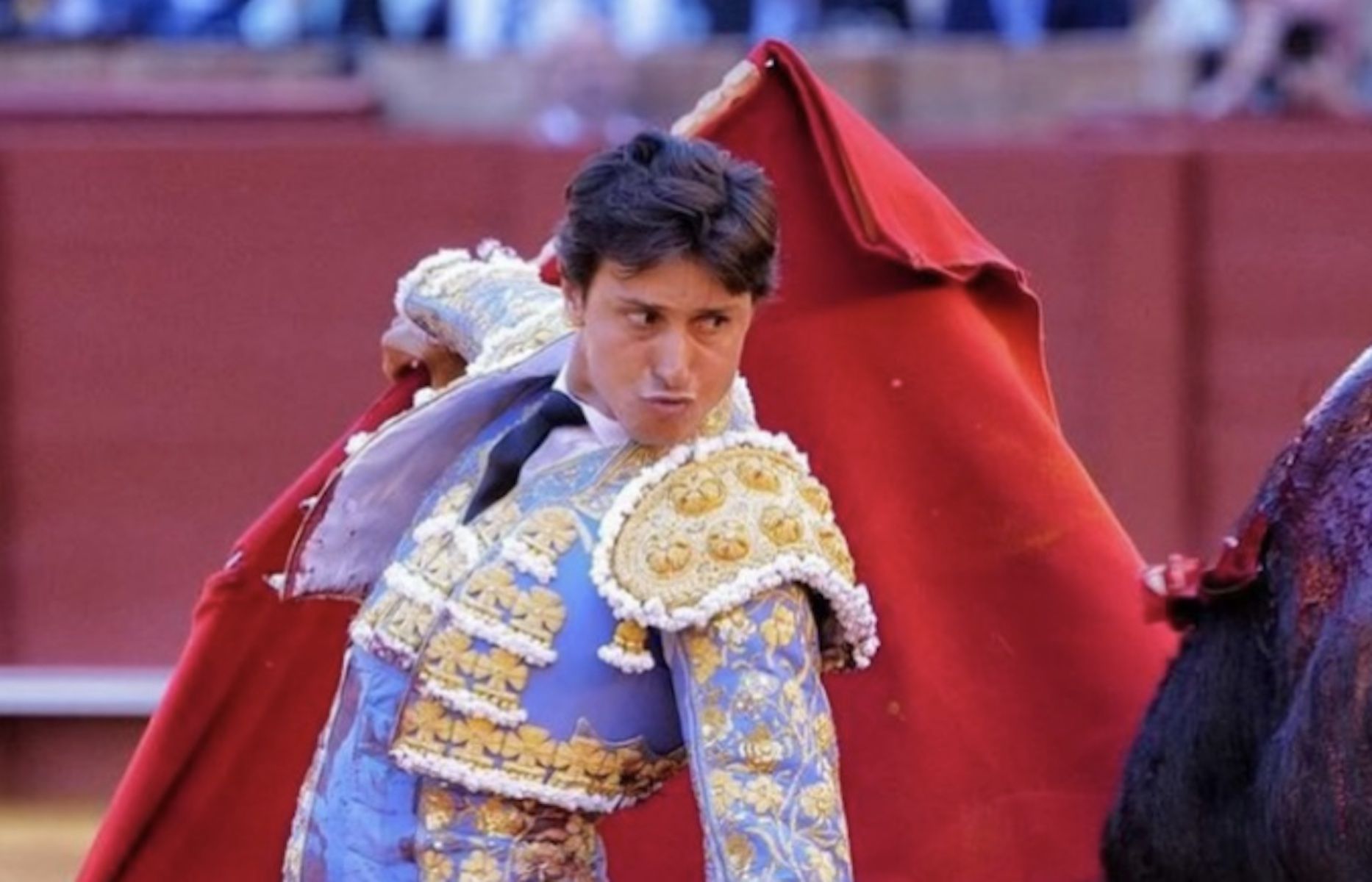 Roca Rey sale de la UCI tras su grave cornada en Sevilla.