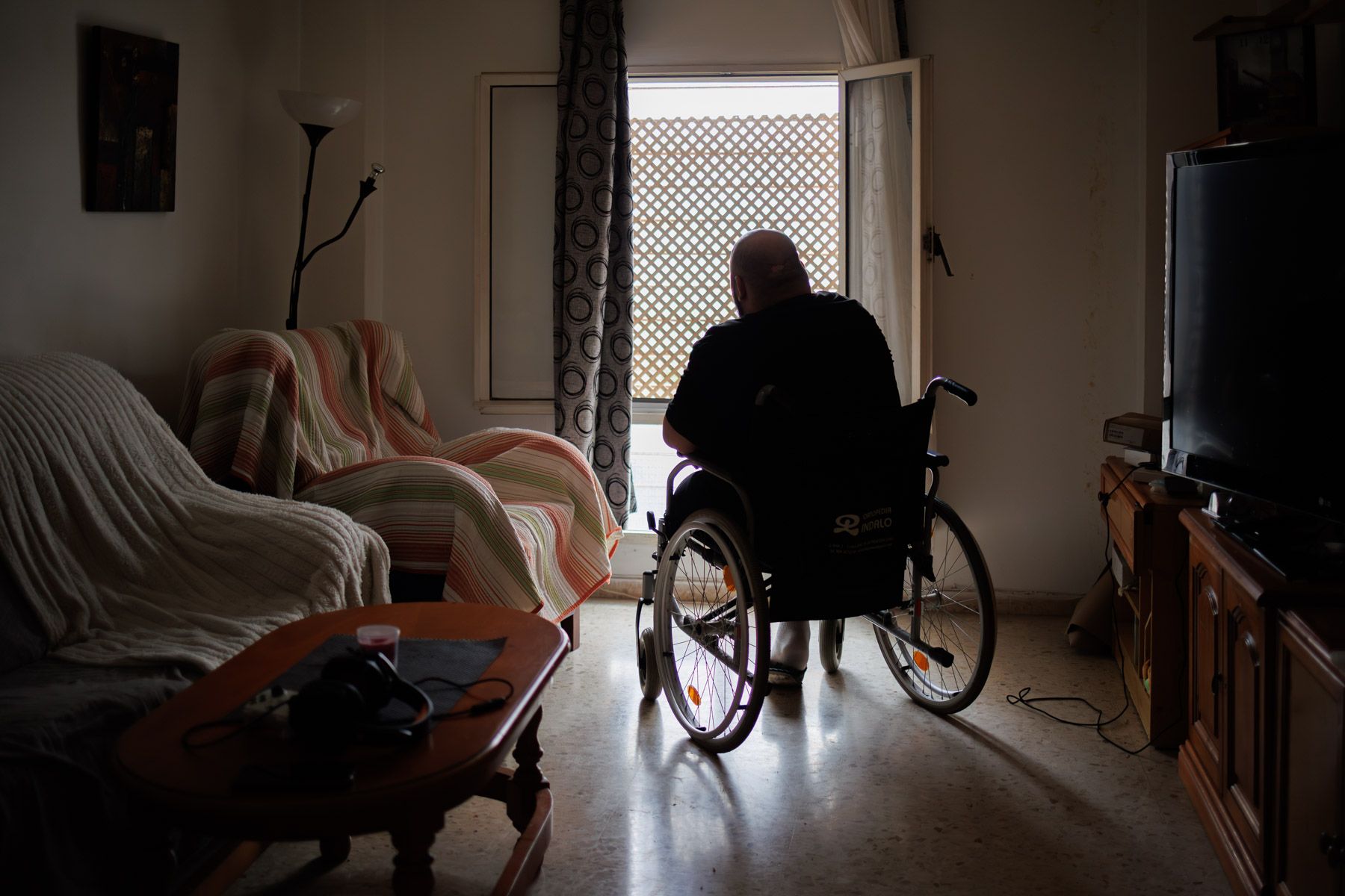 Enrique en el salón de su casa.