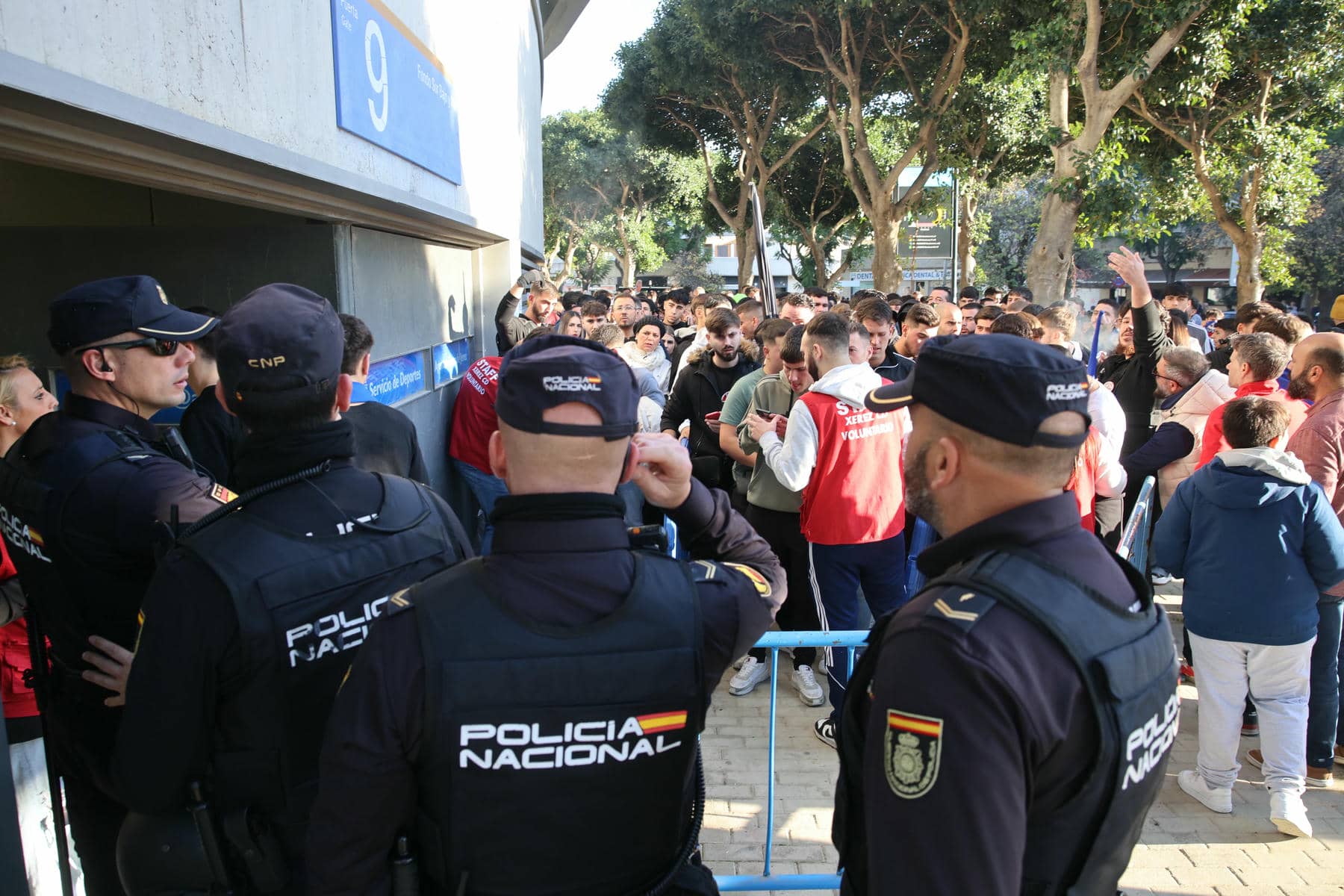 Agentes de Policía Nacional en un partido entre los dos Xerez.
