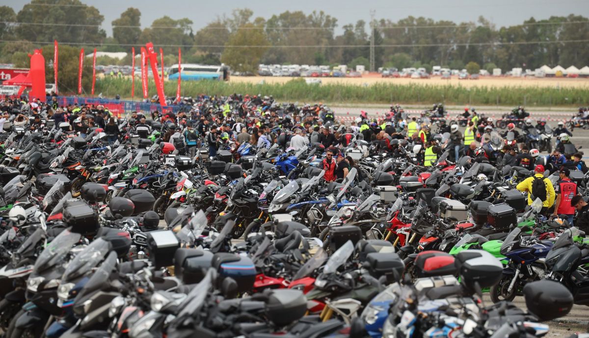 Motos en los aparcamientos del entorno del Circuito de Jerez.