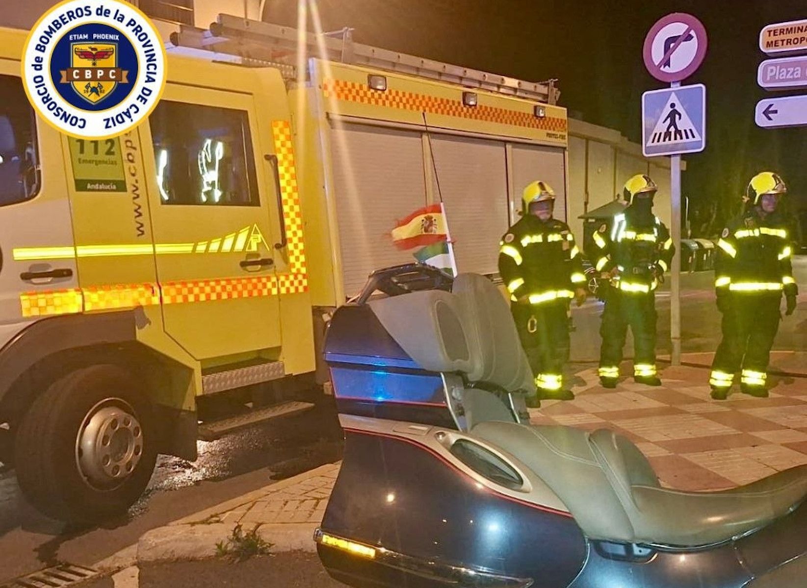 Los efectivos extinguen el fuego originado en un local de El Puerto.