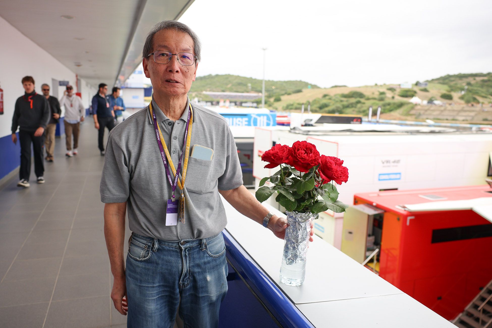 Makoto Hirano, con el ramo de flores que deja cada año en el monolito de su compatriota Noboyuki Wakai en el Circuito de Jerez.