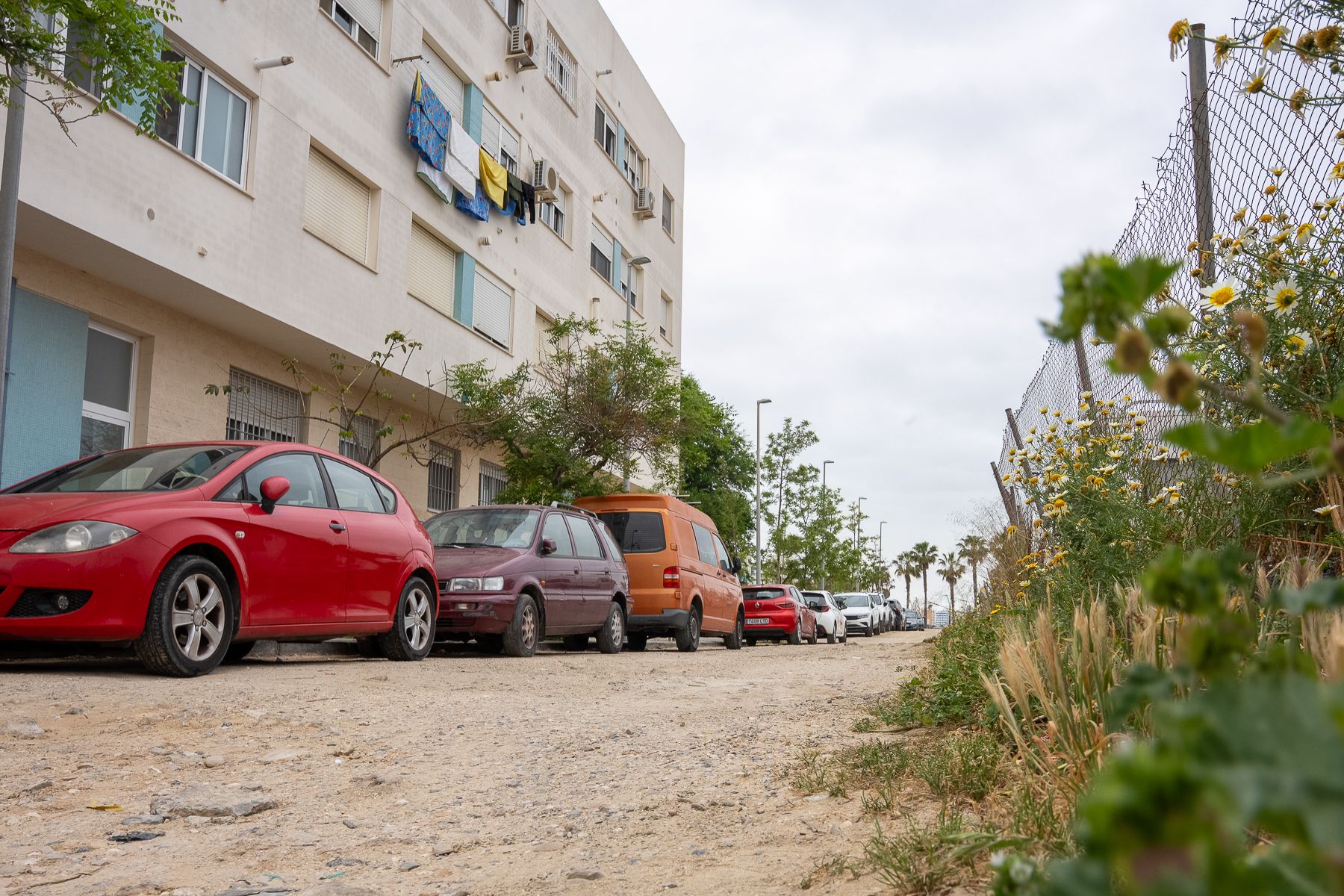 La calle sin asfaltar que será reformada en el barrio de Puntales.