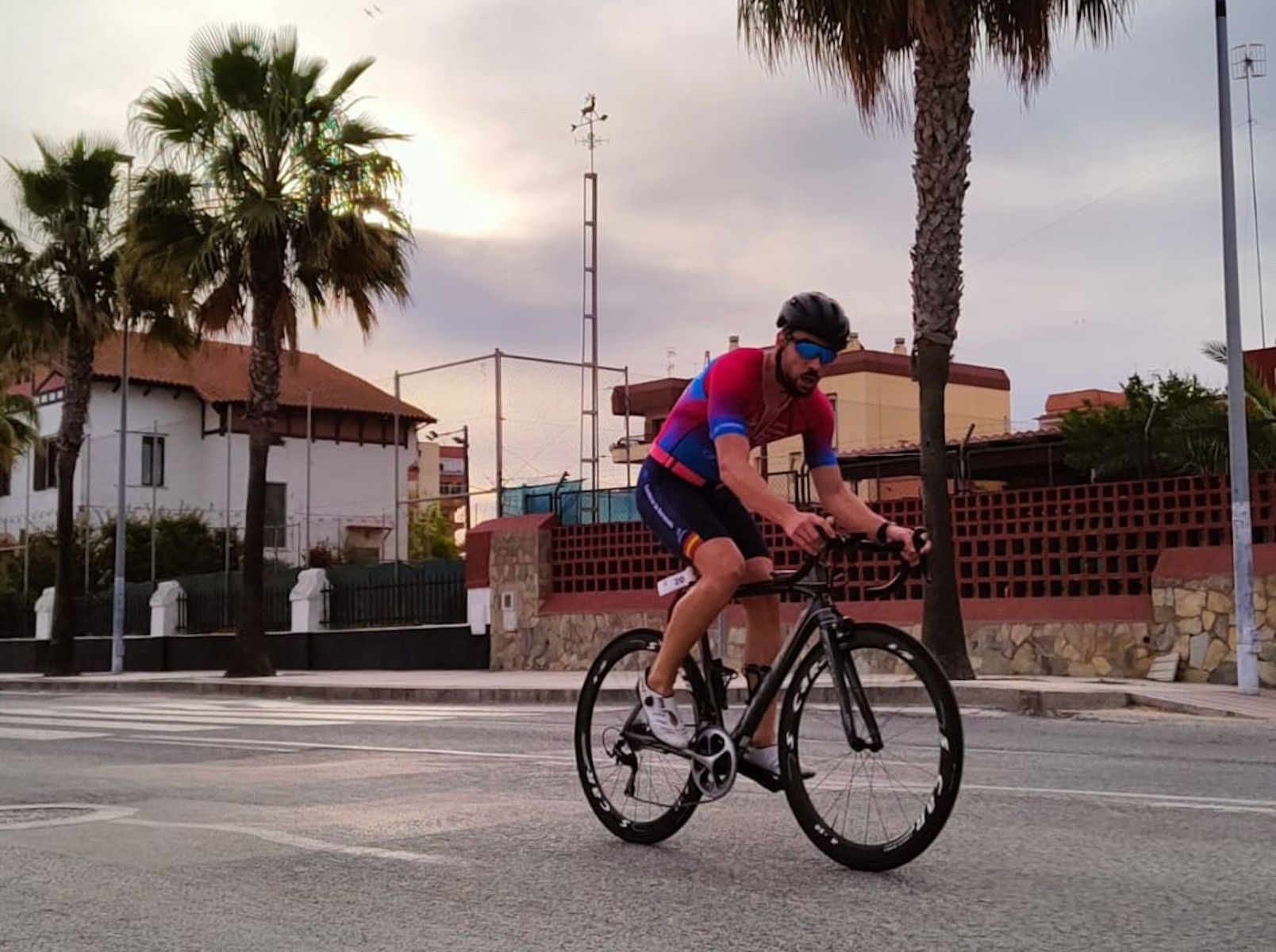 Un participante del triatlón en una edición pasada en Sanlúcar.