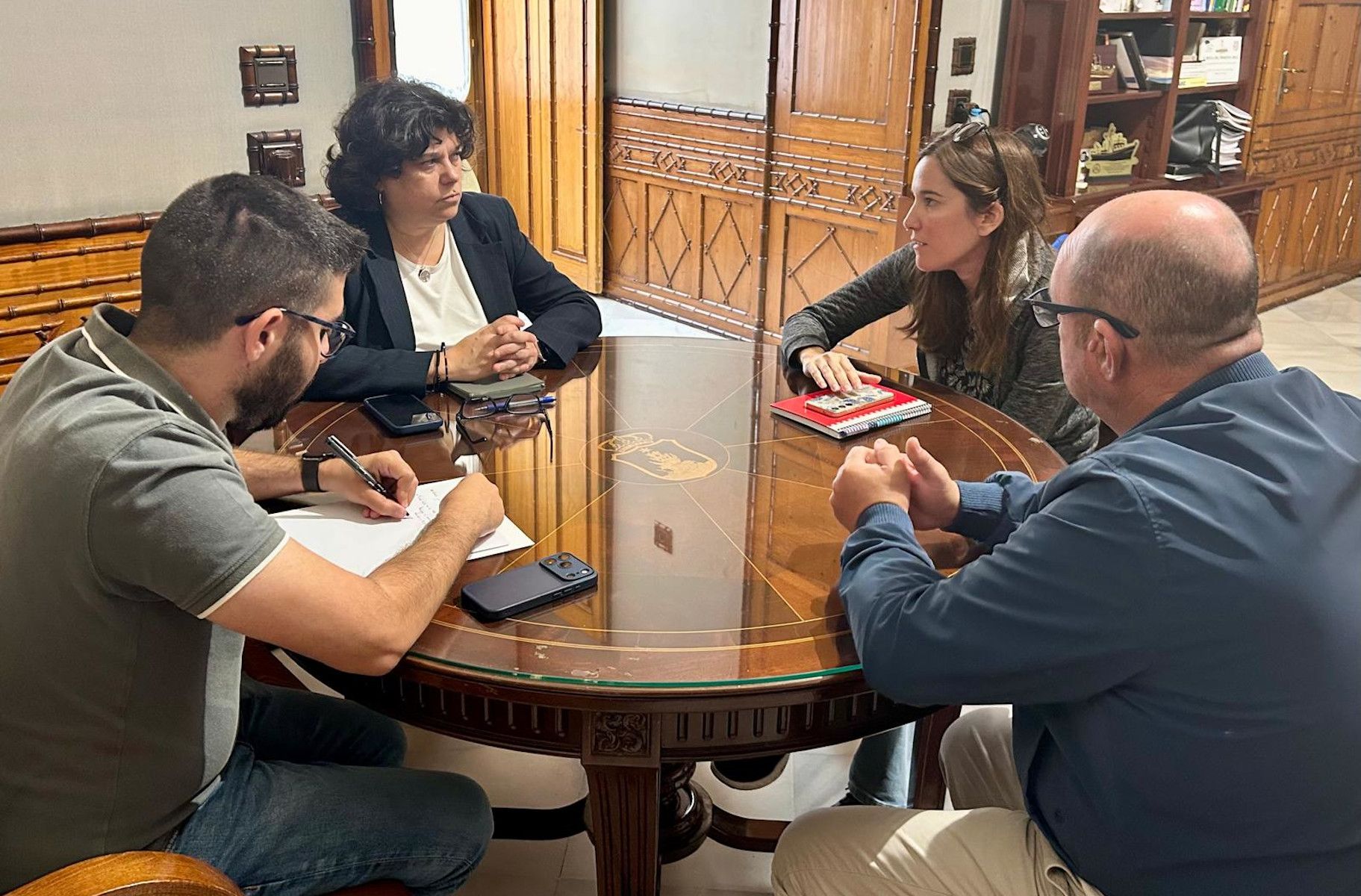 La alcaldesa, Carmen Álvarez, se reúne con la Asociación Radio Taxi Sanlúcar