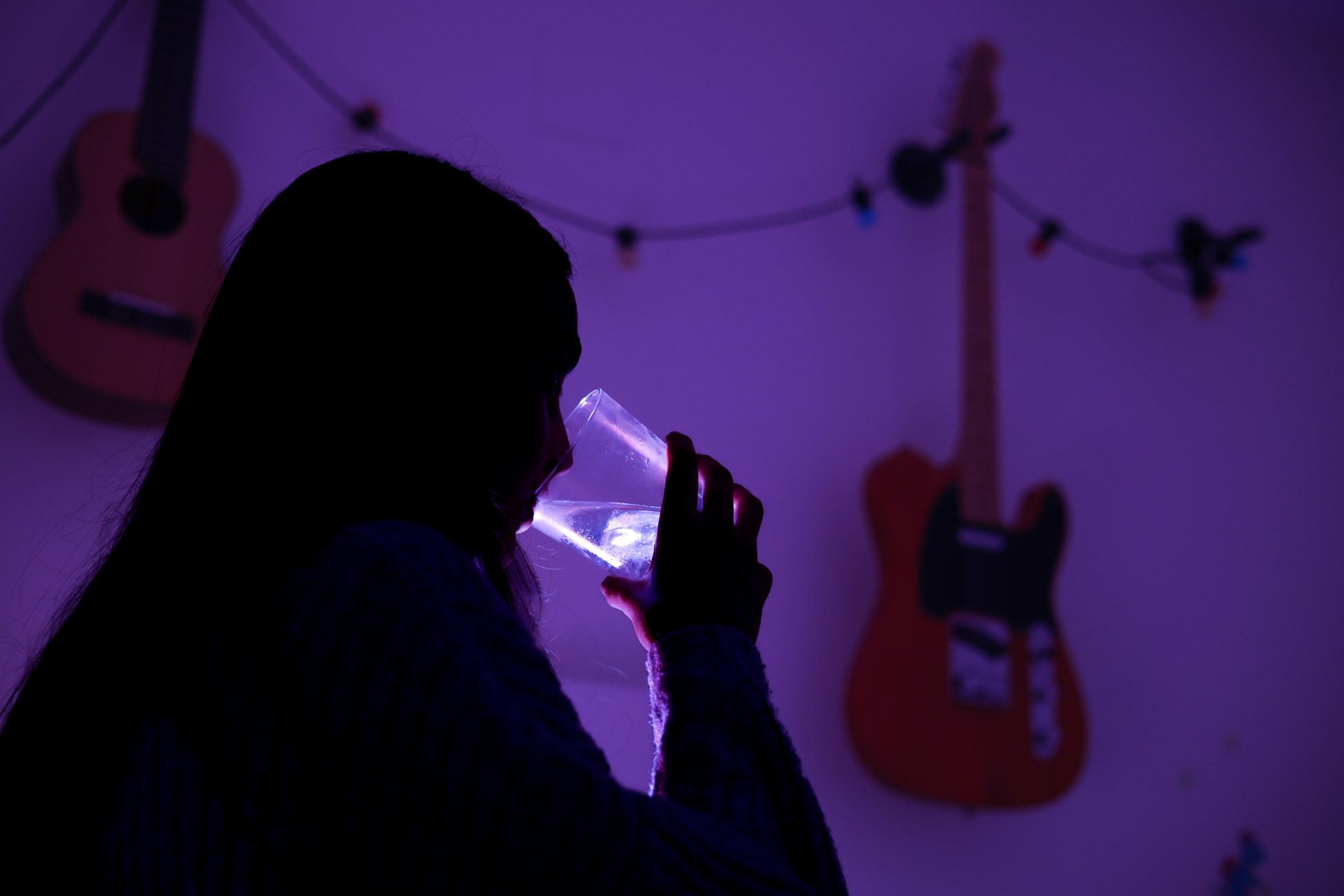Una mujer bebe una copa con riesgo a sufrir sumisión química.