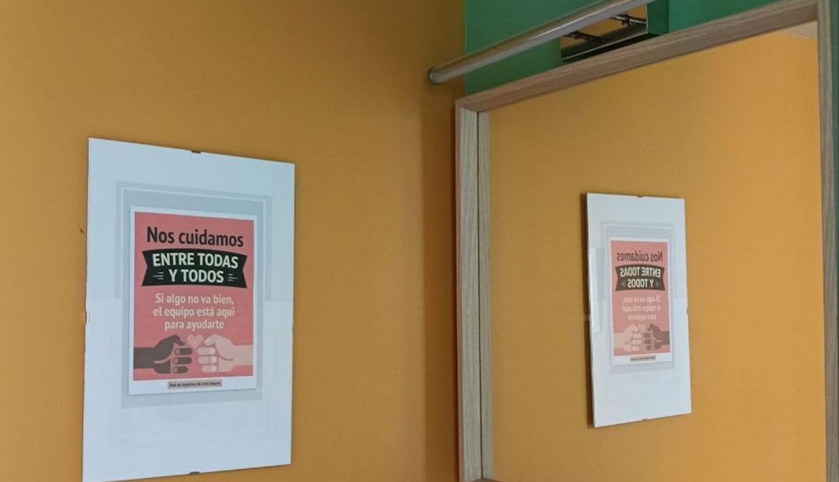 Carteles en el baño de La Quilla en Los Caños.