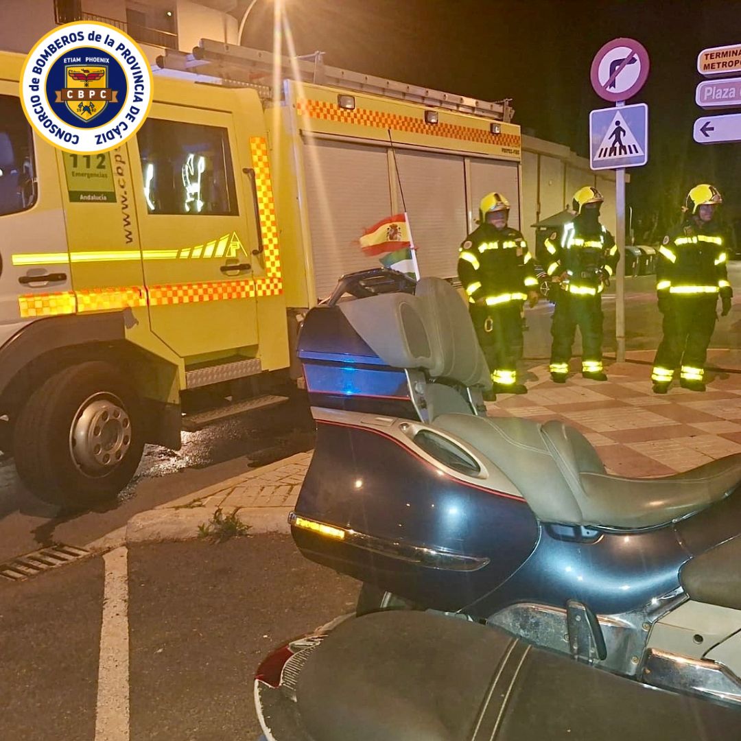 Fuego en un local de la avenida de Andalucía de El Puerto.