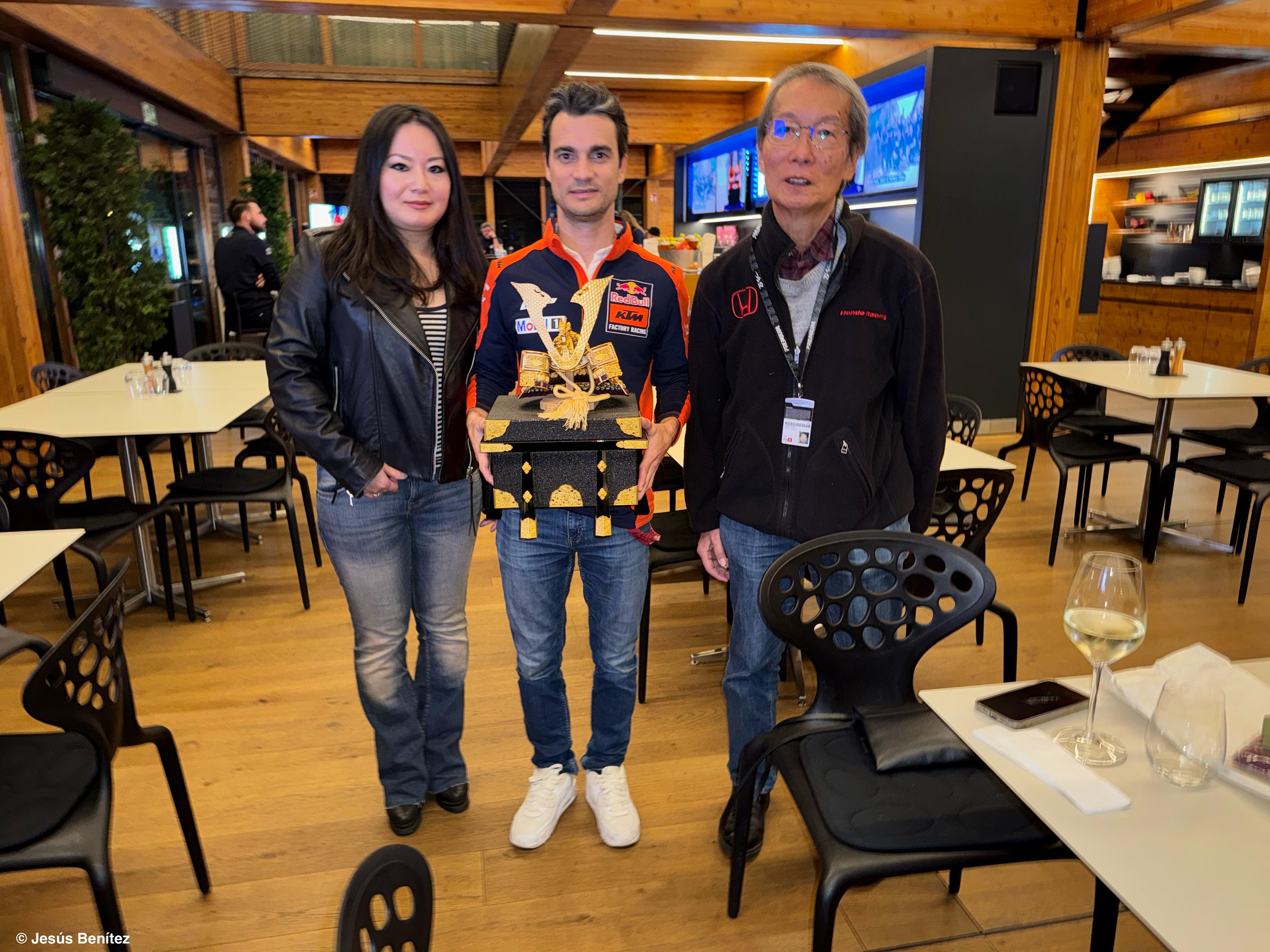 Makoto Hirano y su pareja, Mayuko Kayaga, con el piloto Dani Pedrosa