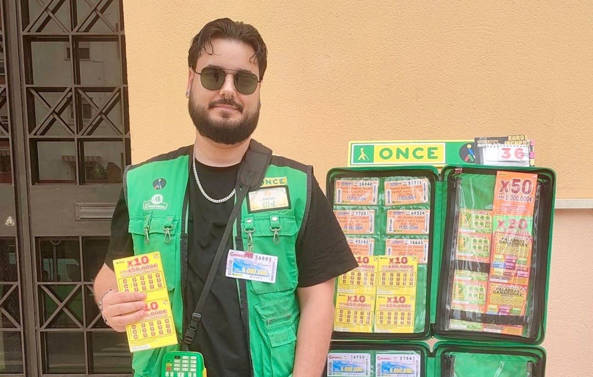 Diego González, vendedor de la ONCE en San Fernando.