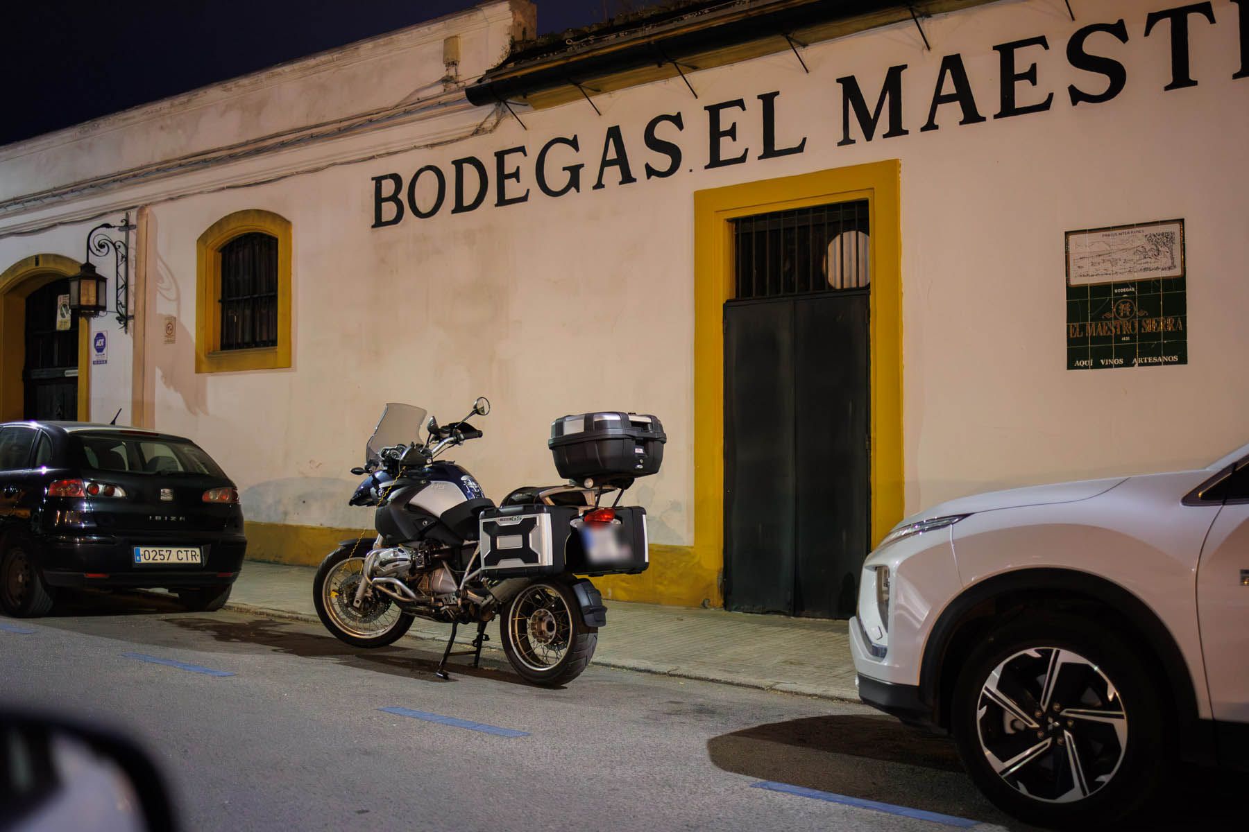 Moto ocupando una plaza de aparcamiento para coche en la plaza Silos.