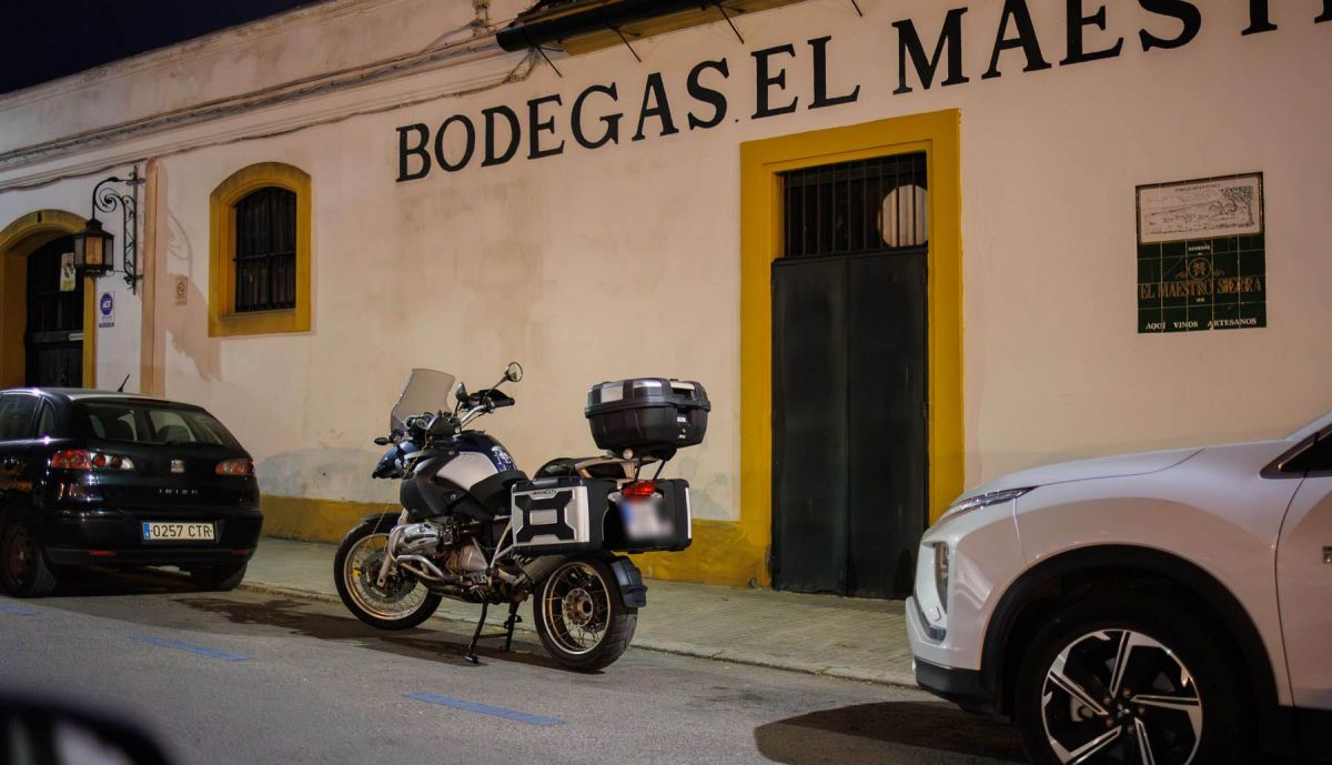 Moto ocupando una plaza de aparcamiento para coche en la plaza Silos.